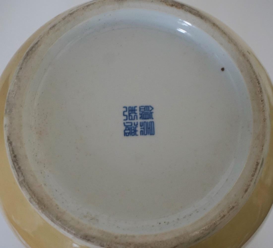 Paire de grands vases chinois à décor jaune du début du 20e siècle, marqués en vente 11