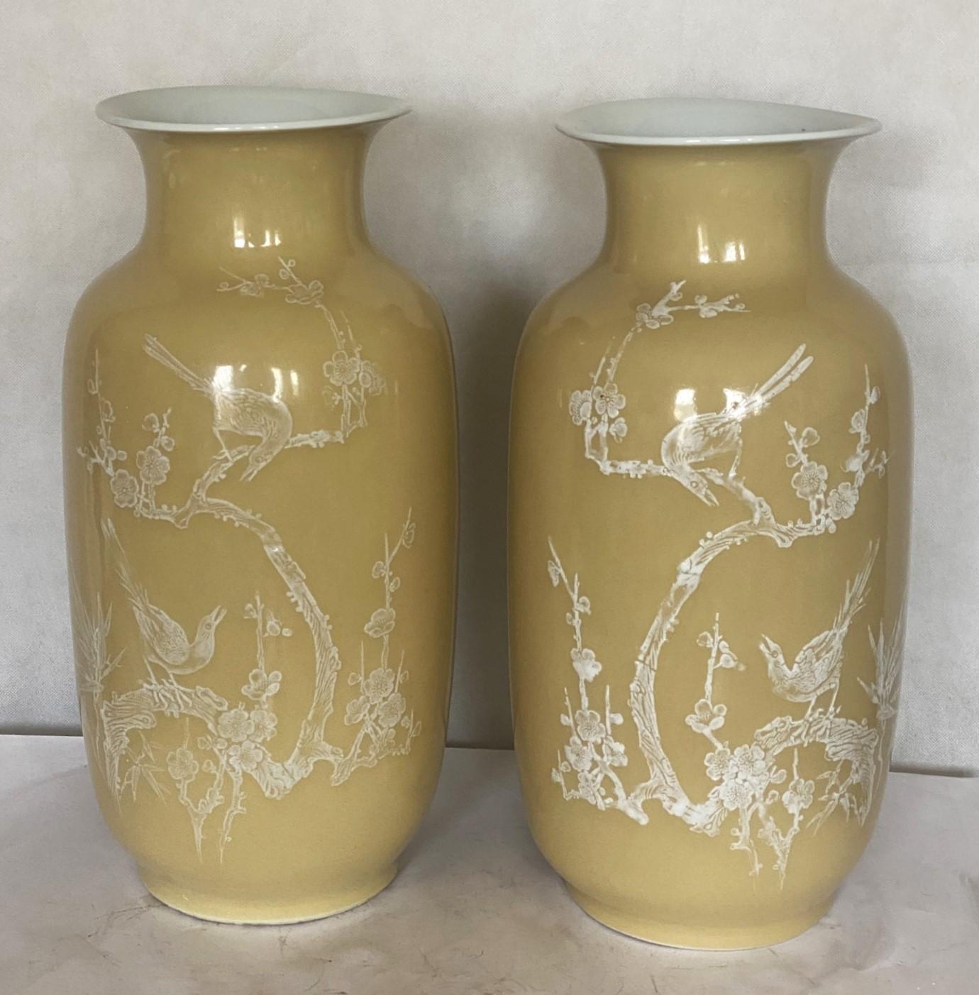 Paire de grands vases en porcelaine émaillée chinoise, Chine, début du 20e siècle. Fond jaune joliment décoré de blanc  peint à la main en broderie d'oiseaux et de motifs floraux sur les deux faces. Chaque vase est marqué en bas. 
Condit : Les deux