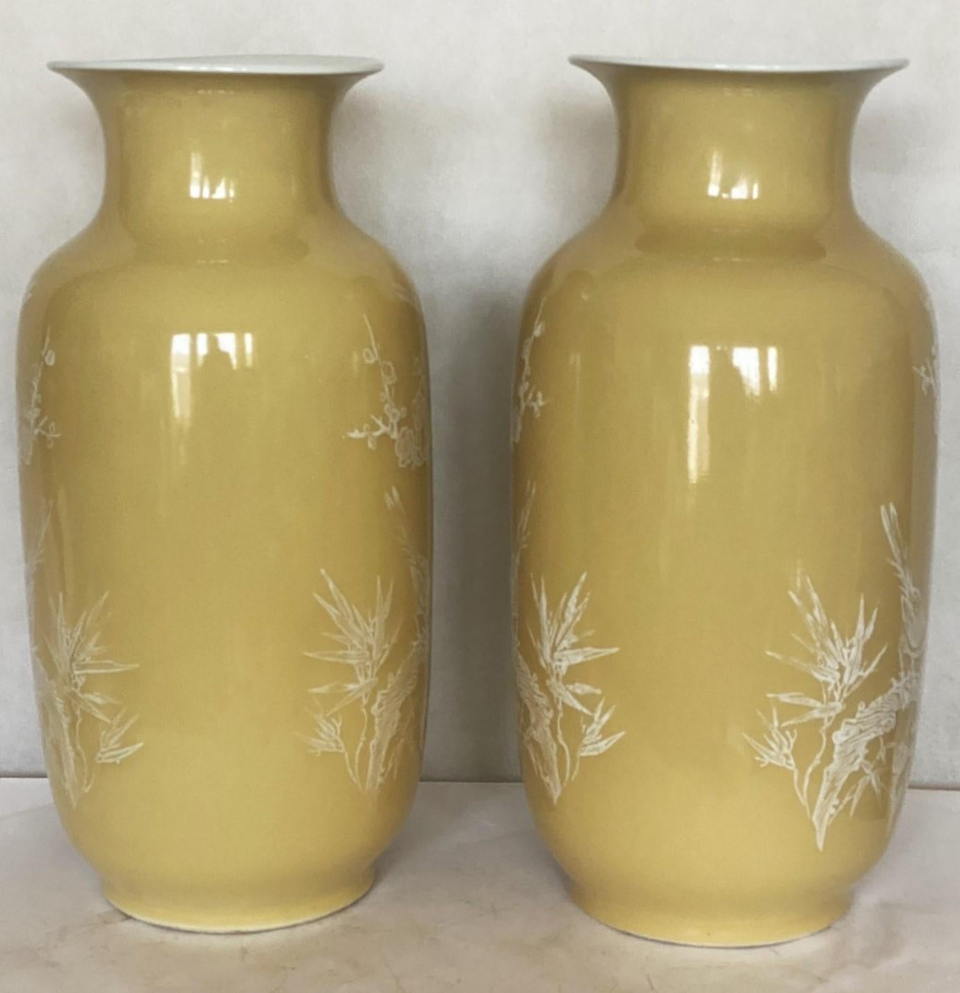 Peint à la main Paire de grands vases chinois à décor jaune du début du 20e siècle, marqués en vente