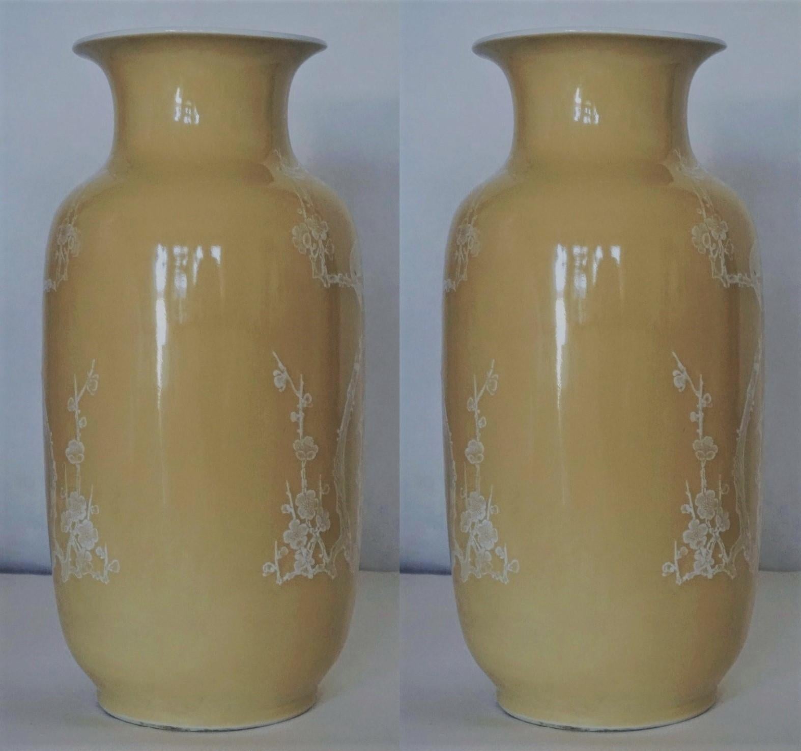 Paire de grands vases chinois à décor jaune du début du 20e siècle, marqués Bon état - En vente à Frankfurt am Main, DE