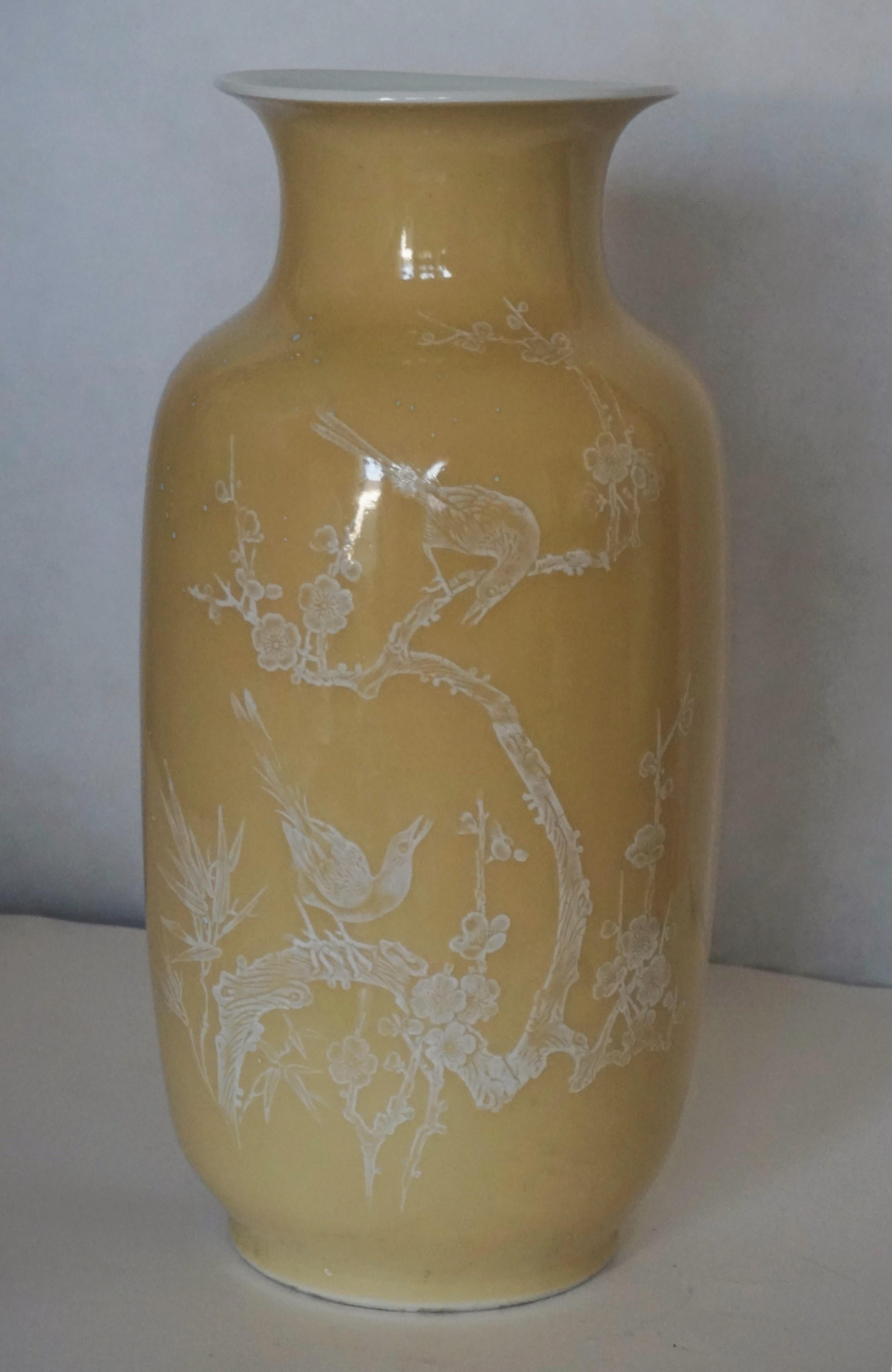 20ième siècle Paire de grands vases chinois à décor jaune du début du 20e siècle, marqués en vente