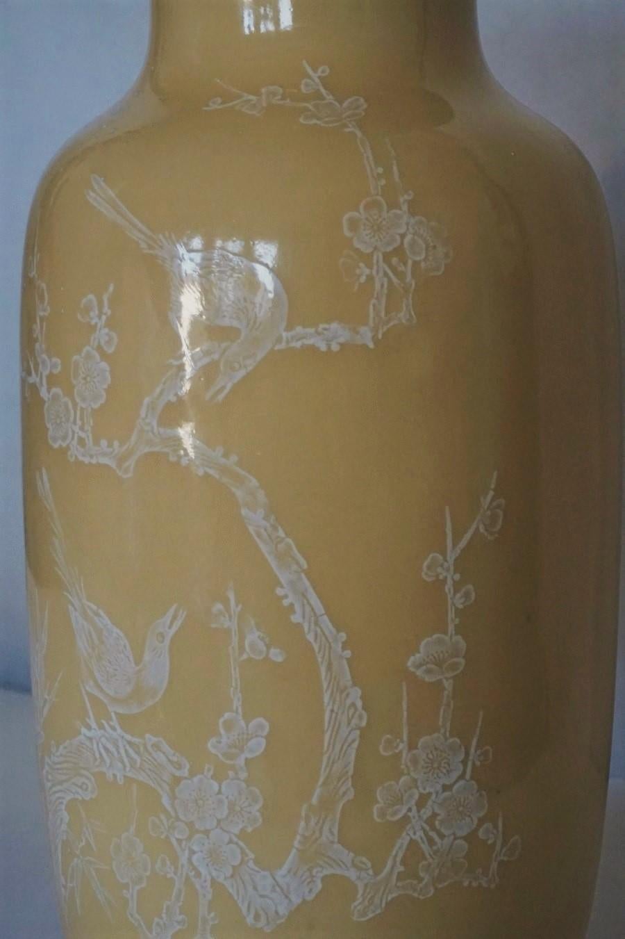 Paire de grands vases chinois à décor jaune du début du 20e siècle, marqués en vente 2