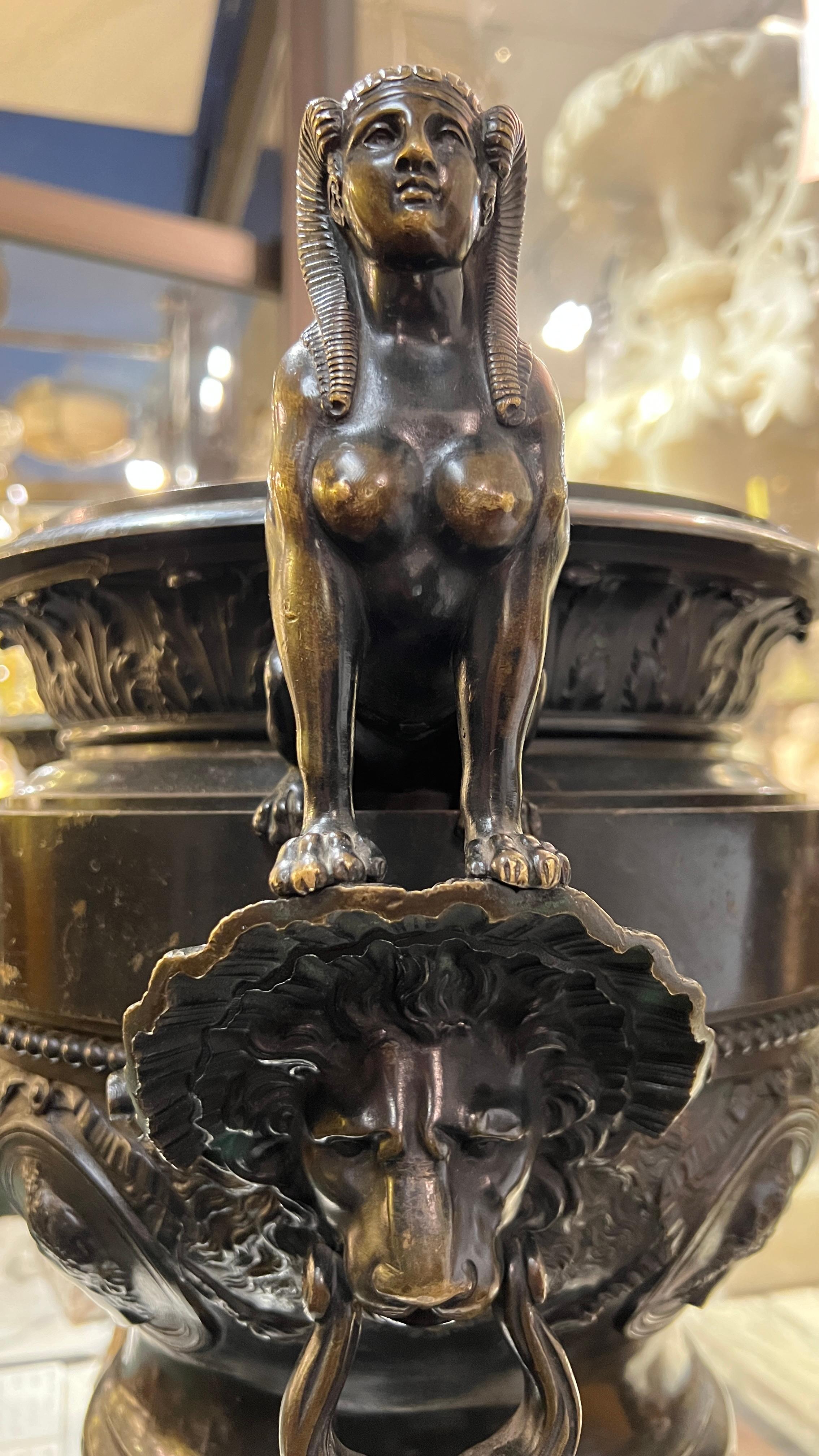 Paire de grandes jardinières françaises de style Empire égyptien par Eugene Cornu 3