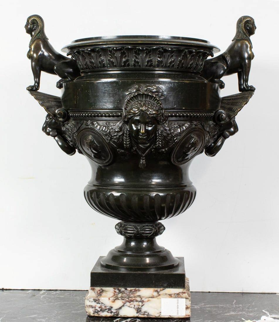 Rare, grande paire de jardinières en bronze patiné d'époque Revere d'Egyptomania, du vénéré sculpteur français Eugène Cornu (1827-1899), mesurant 23 pouces de haut.  Moulées avec des masques classiques et des médaillons de portraits en buste, les