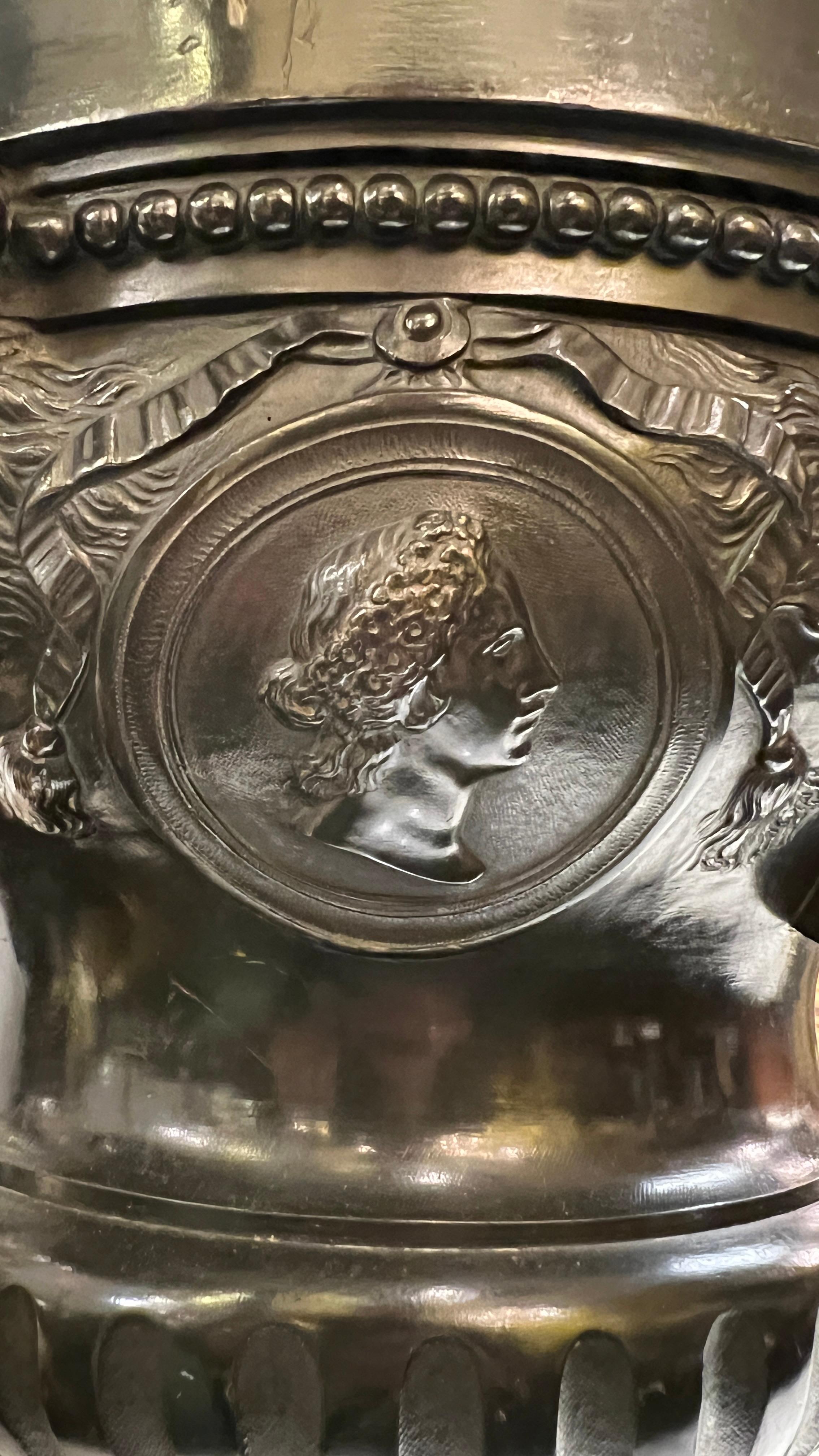 XIXe siècle Paire de grandes jardinières françaises de style Empire égyptien par Eugene Cornu