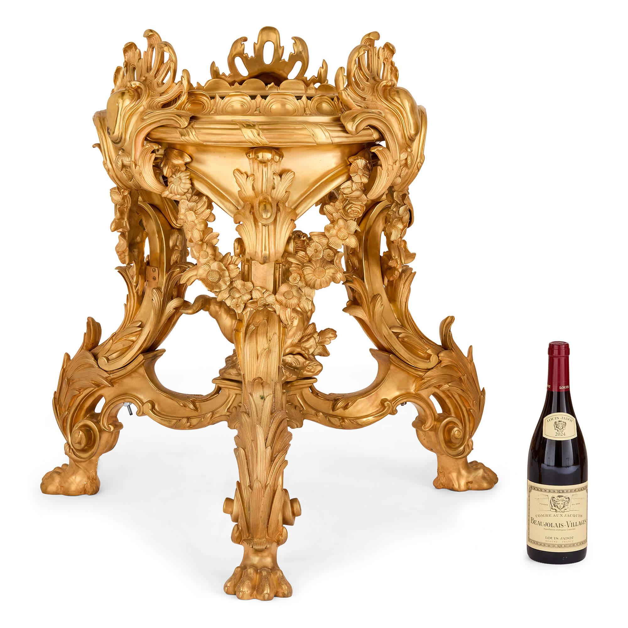 Paire de grands guéridons Chinoiserie française en bronze doré et ornementé Piédestal en vente 2