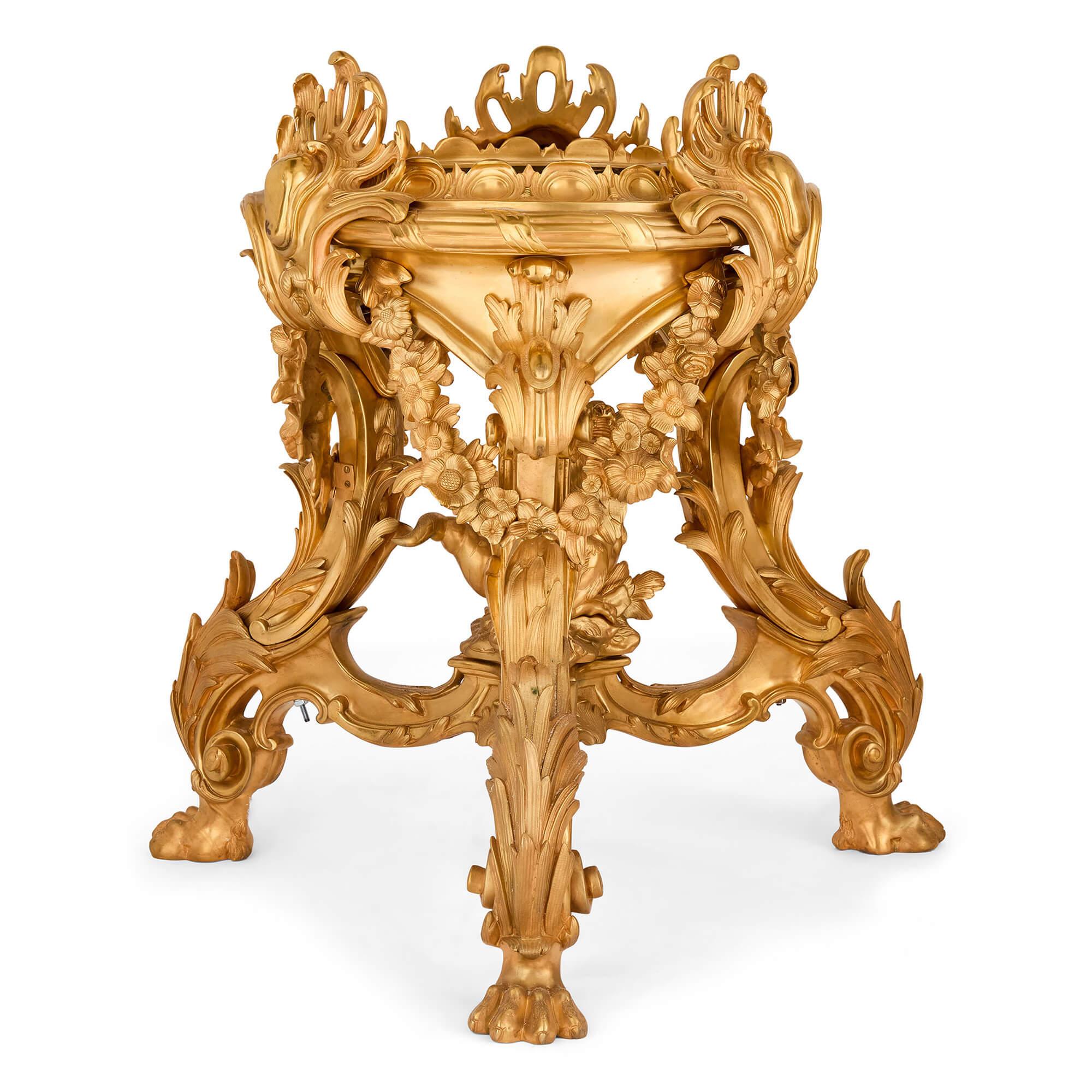 Chinoiseries Paire de grands guéridons Chinoiserie française en bronze doré et ornementé Piédestal en vente