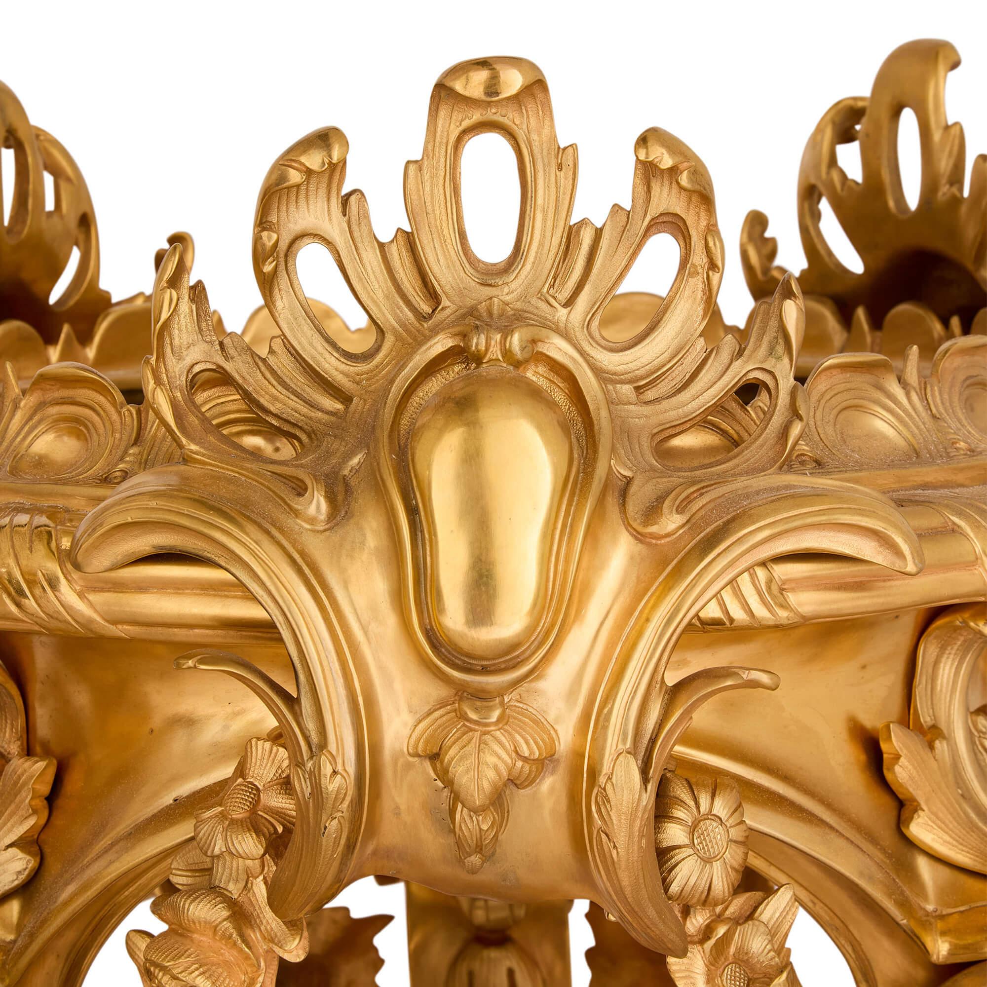 Français Paire de grands guéridons Chinoiserie française en bronze doré et ornementé Piédestal en vente