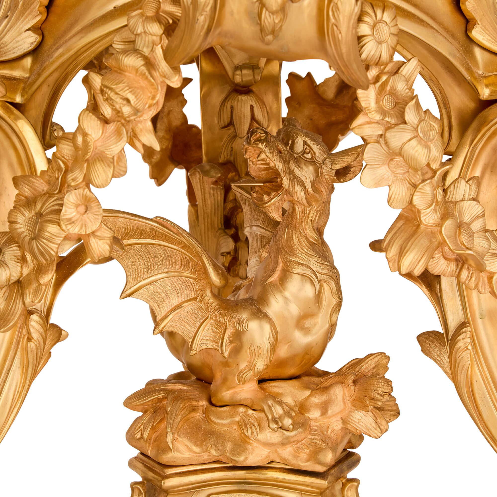 Moulage Paire de grands guéridons Chinoiserie française en bronze doré et ornementé Piédestal en vente