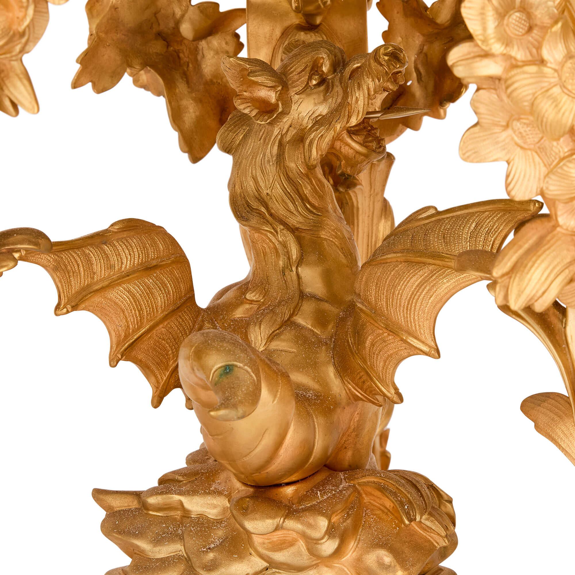 Paire de grands guéridons Chinoiserie française en bronze doré et ornementé Piédestal Bon état - En vente à London, GB