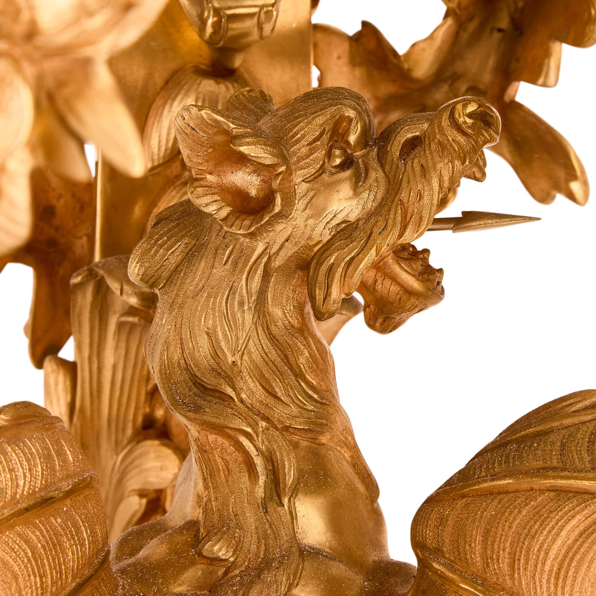 20ième siècle Paire de grands guéridons Chinoiserie française en bronze doré et ornementé Piédestal en vente