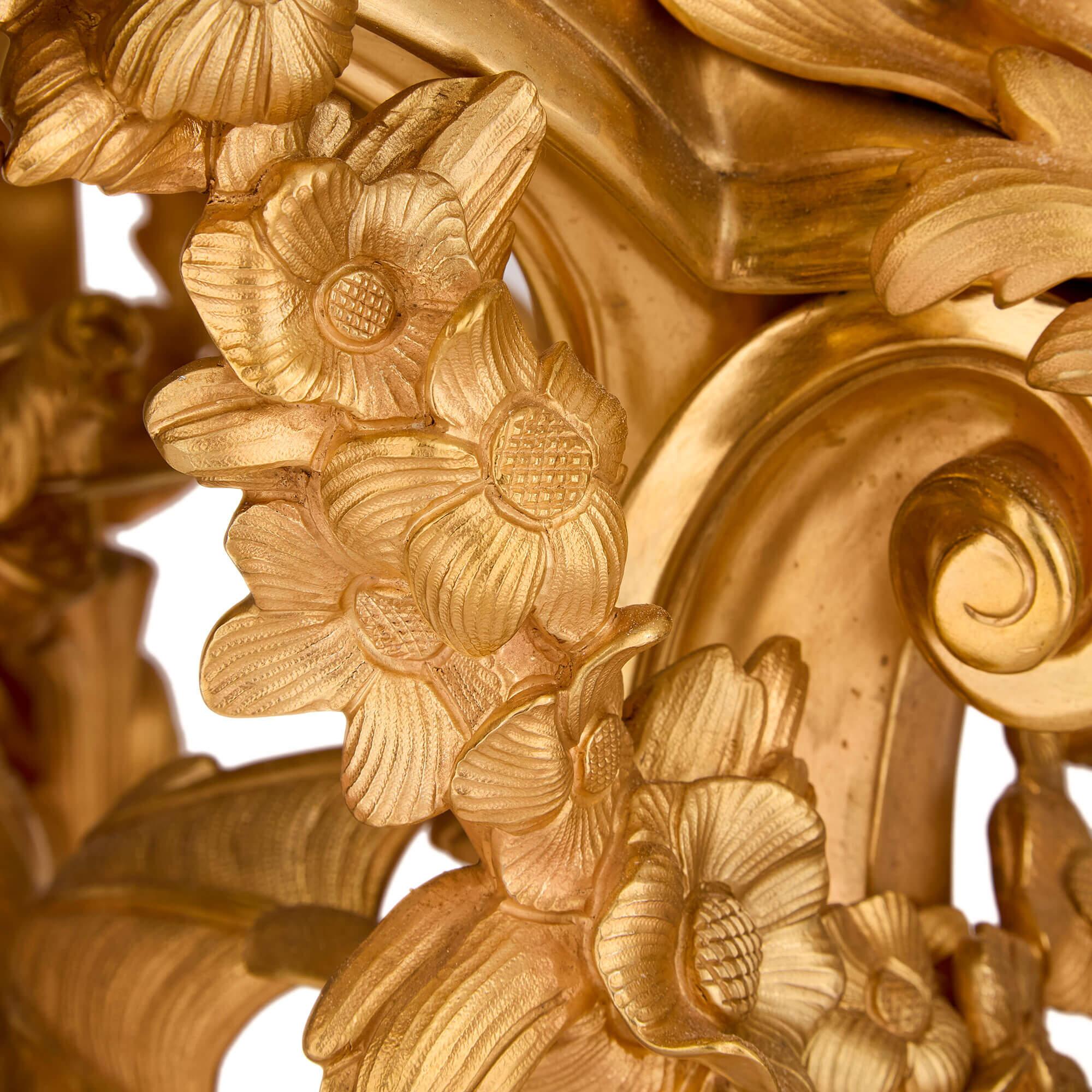 Bronze doré Paire de grands guéridons Chinoiserie française en bronze doré et ornementé Piédestal en vente