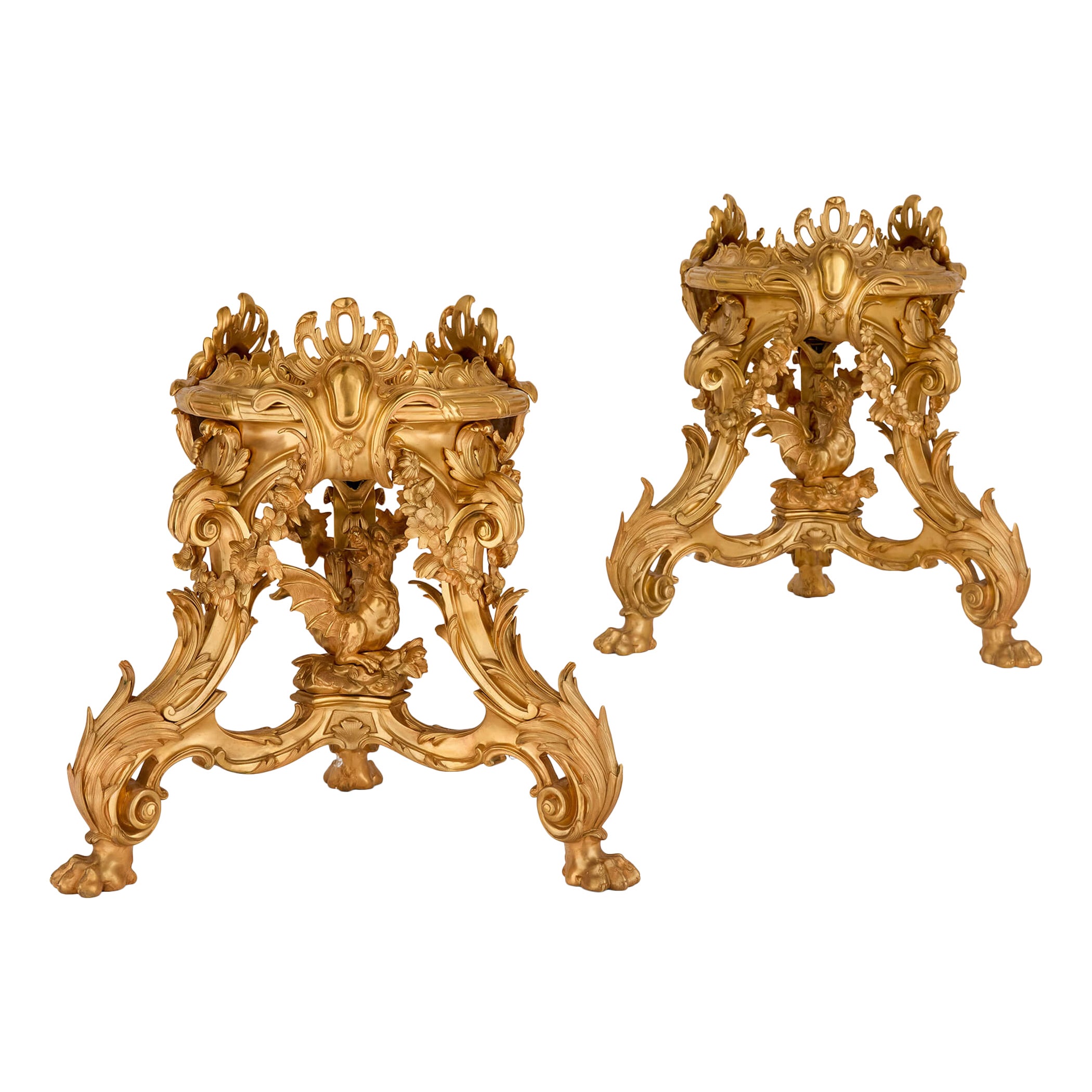 Paire de grands guéridons Chinoiserie française en bronze doré et ornementé Piédestal en vente