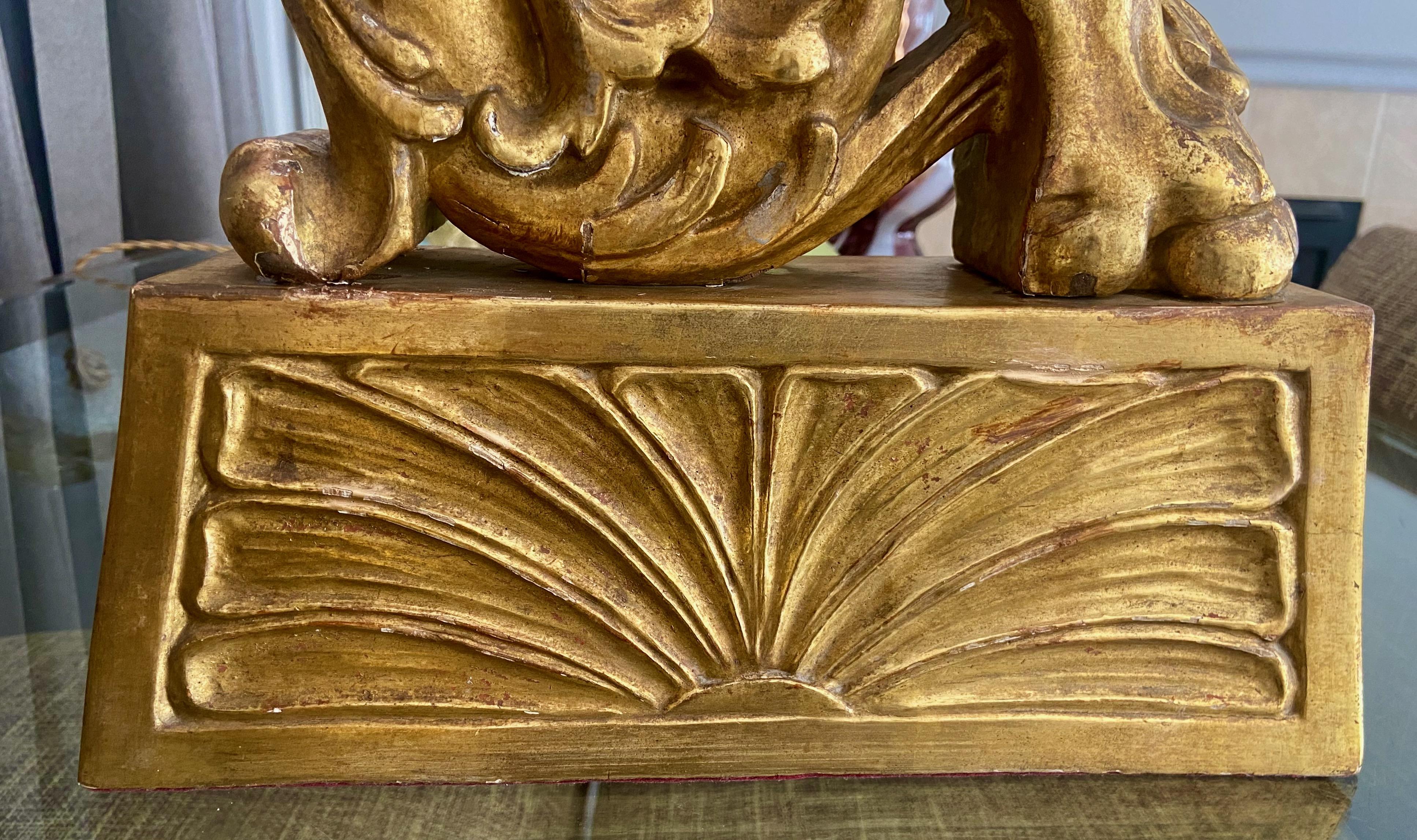 Coppia di grandi statue architettoniche francesi di grifone in legno dorato in vendita 4