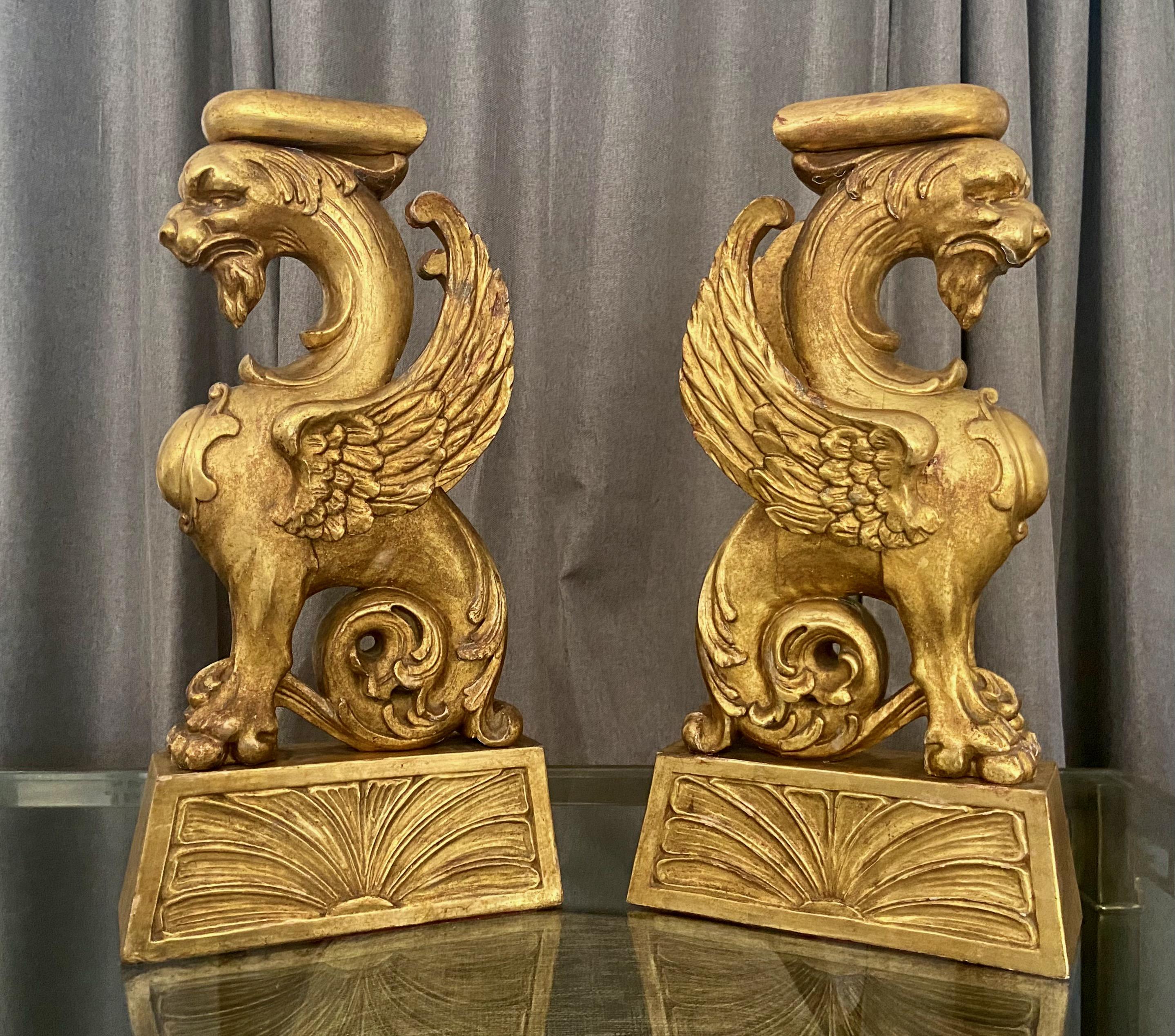 Coppia di grandi statue architettoniche francesi di grifone in legno dorato in vendita 1