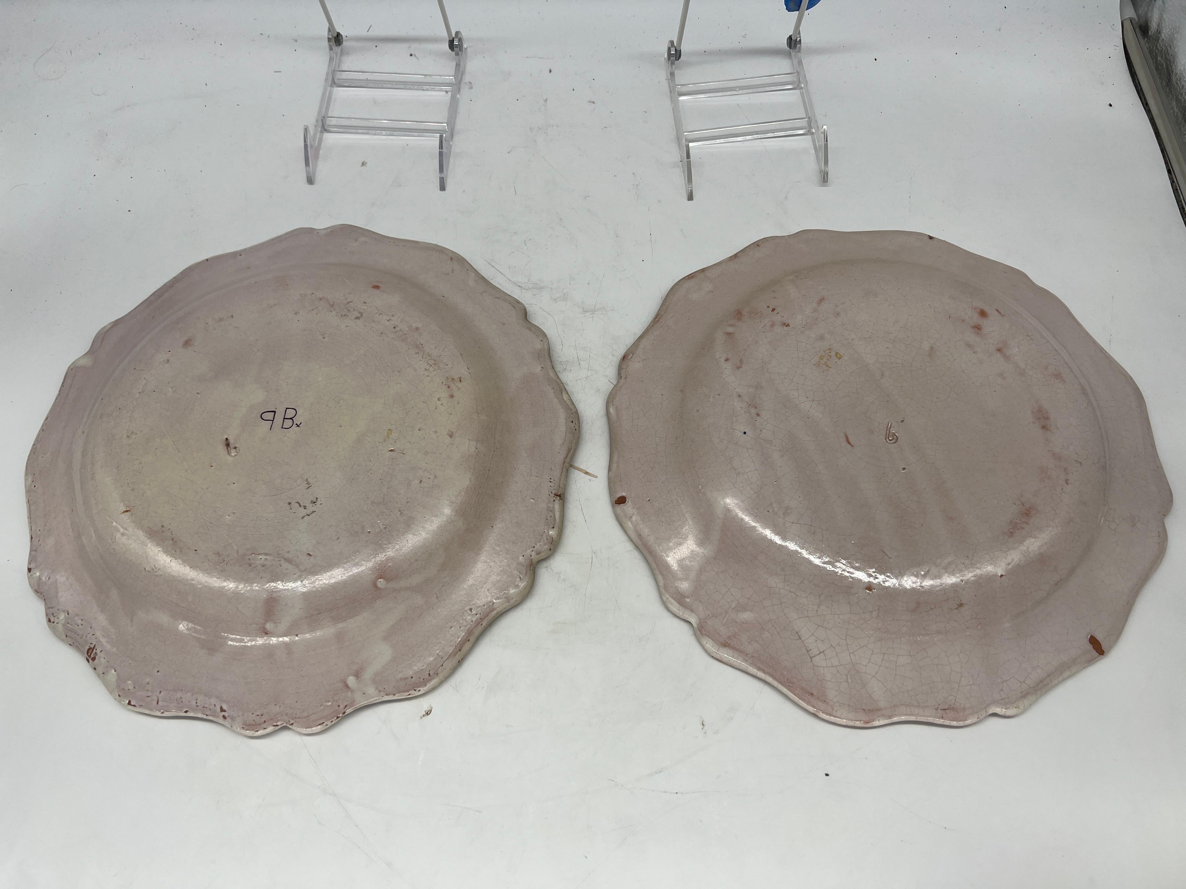 Paire de grandes assiettes figuratives en Quimper Faience Pottery 13