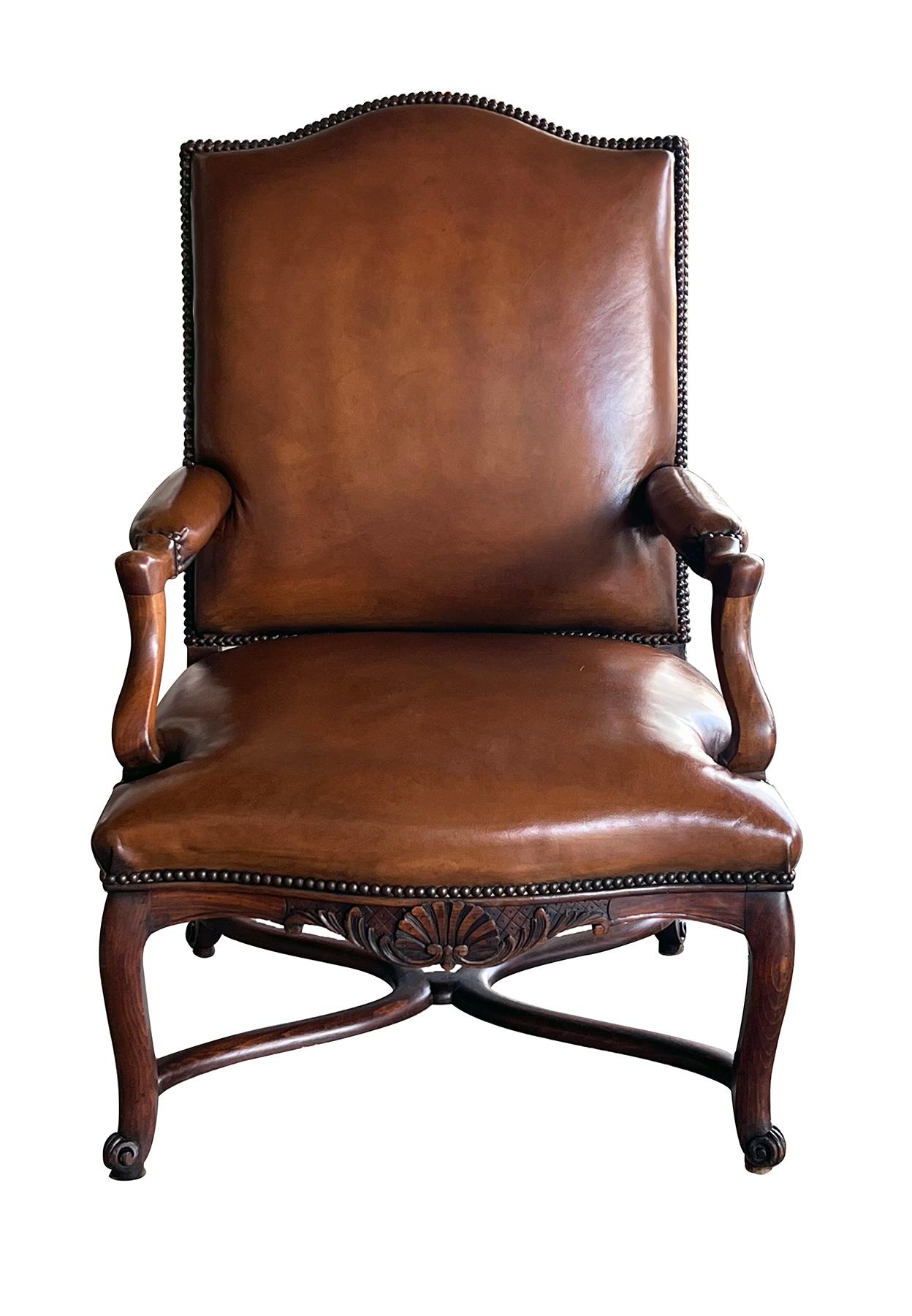 XX secolo Coppia di grandi poltrone in pelle di faggio in stile Regence francese in vendita