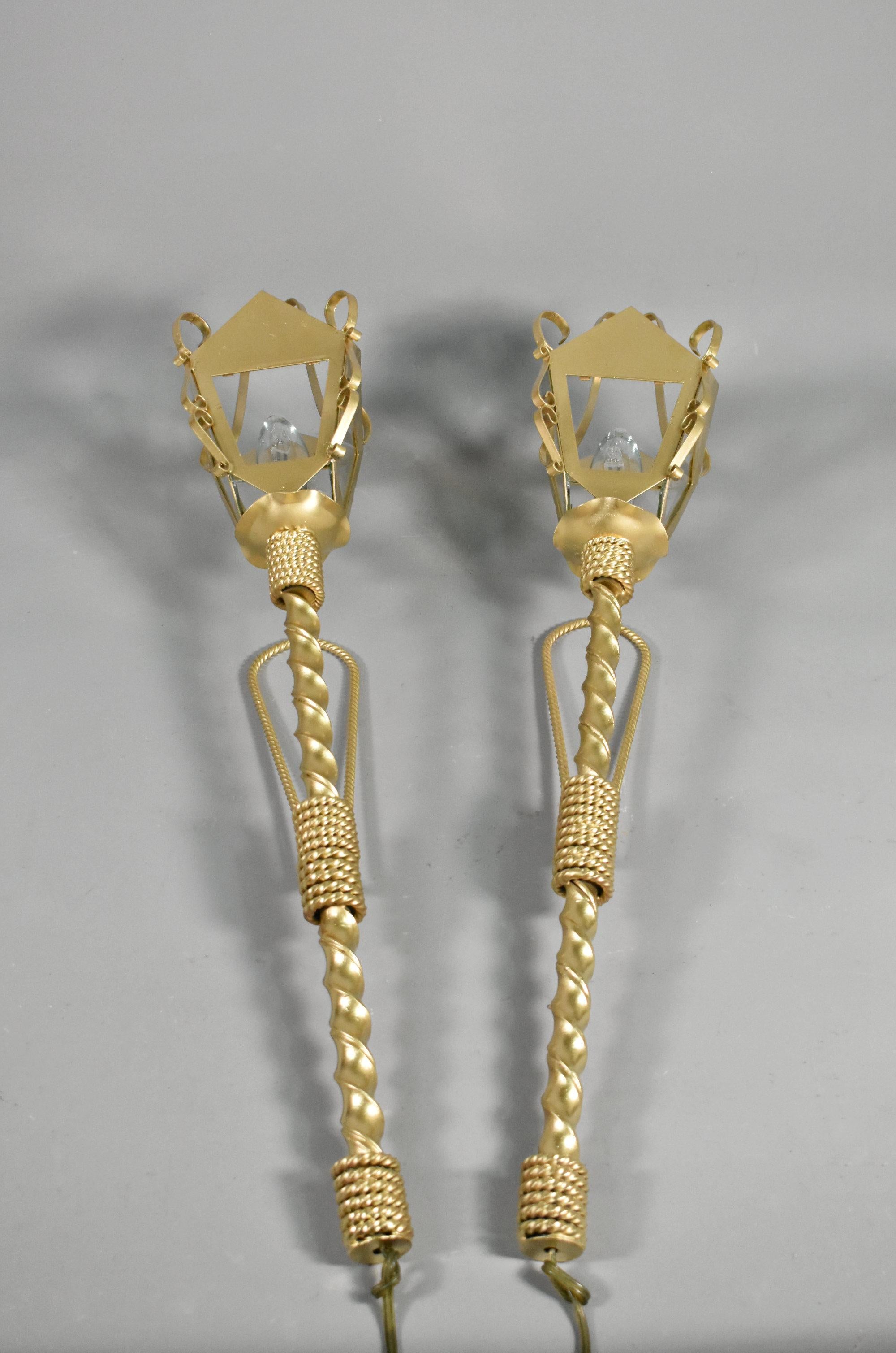 Coppia di grandi lampade da parete francesi in stile Gilbert Poillerat
 
Questa elegante coppia di applique da parete è realizzata in stile gotico.
 
Lo stelo principale è in ferro battuto ritorto e ogni applique ha un occhiello in ferro battuto