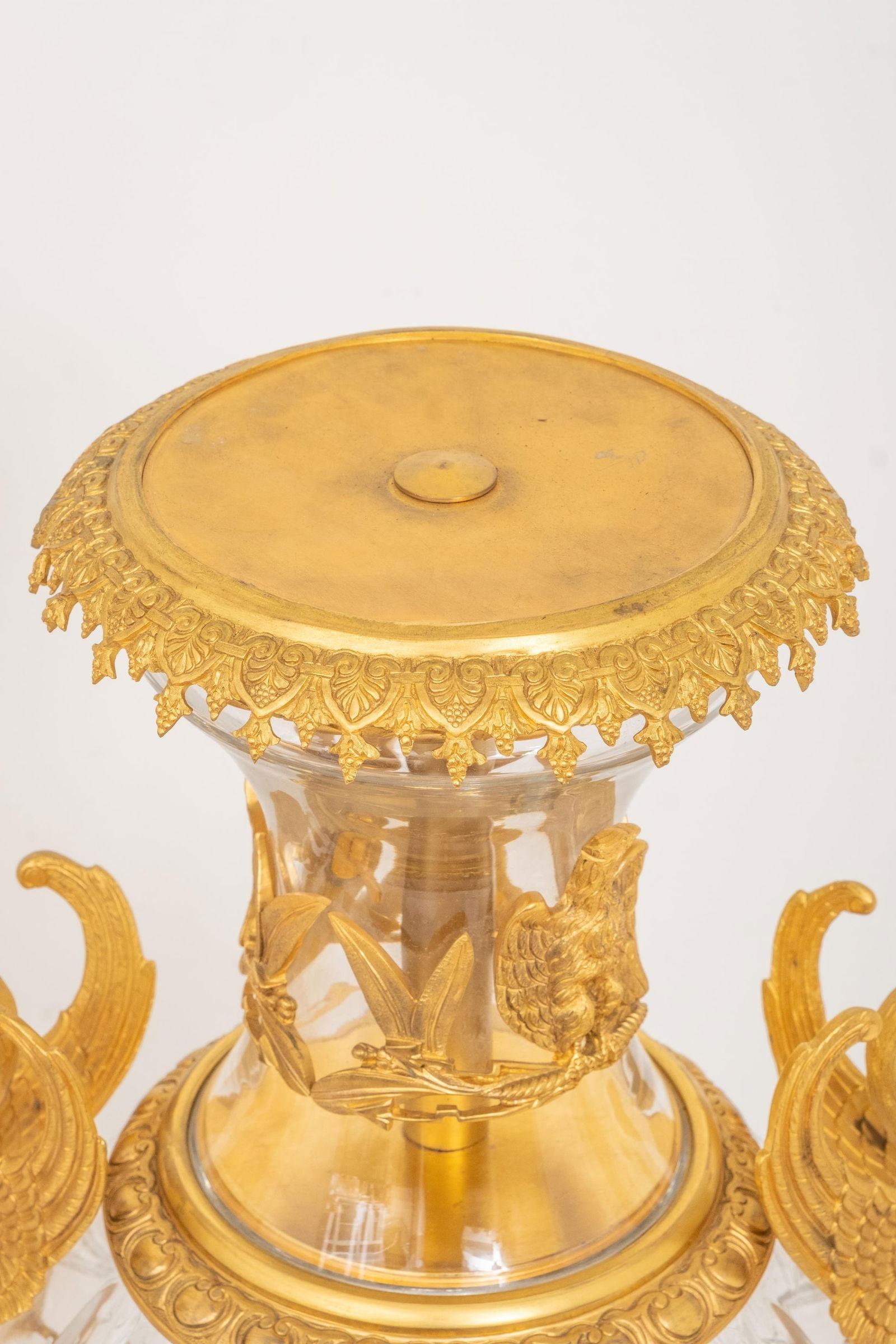 Stile impero Coppia di grandi urne / vasi in cristallo montati in bronzo dorato con coperchio