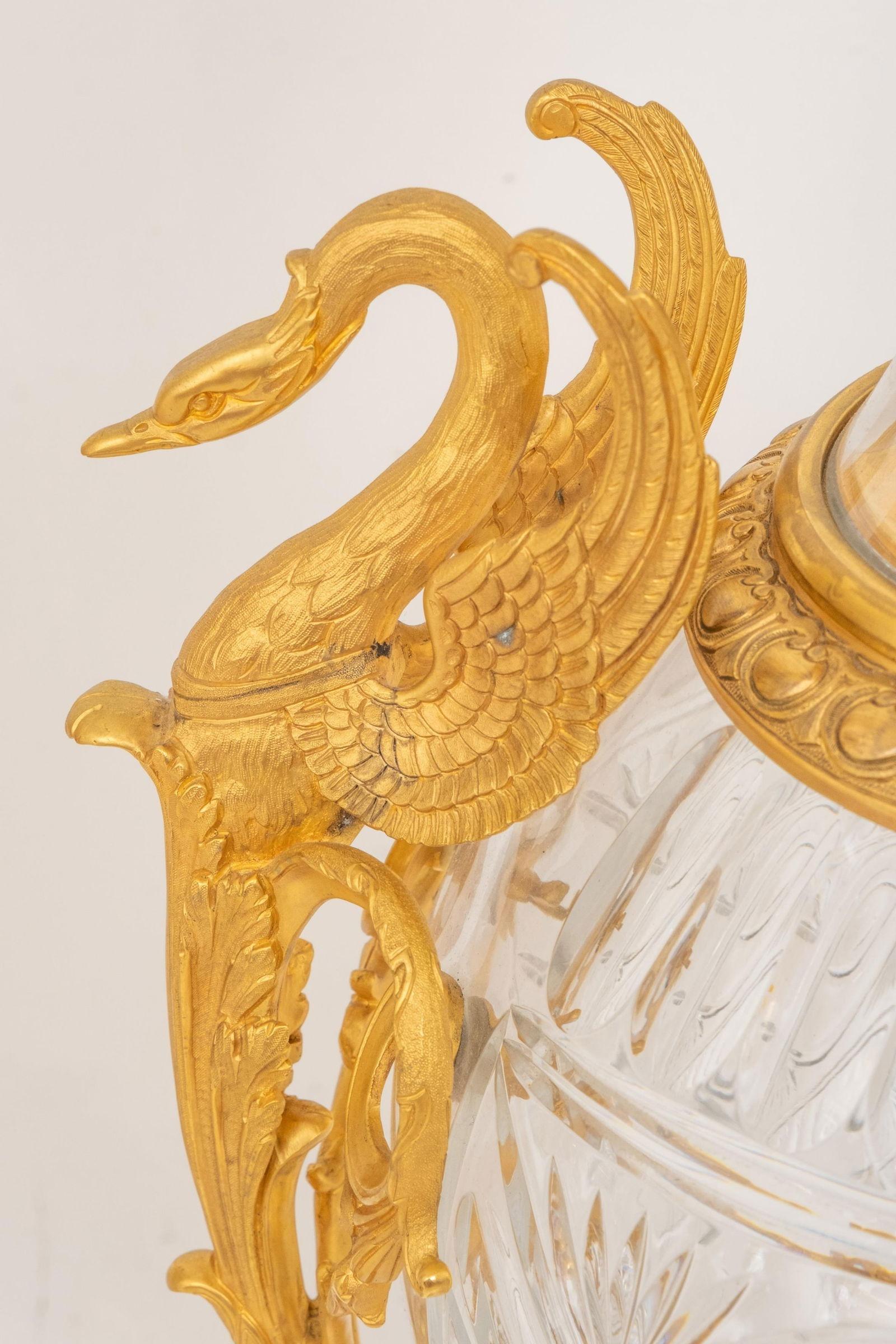 Francese Coppia di grandi urne / vasi in cristallo montati in bronzo dorato con coperchio
