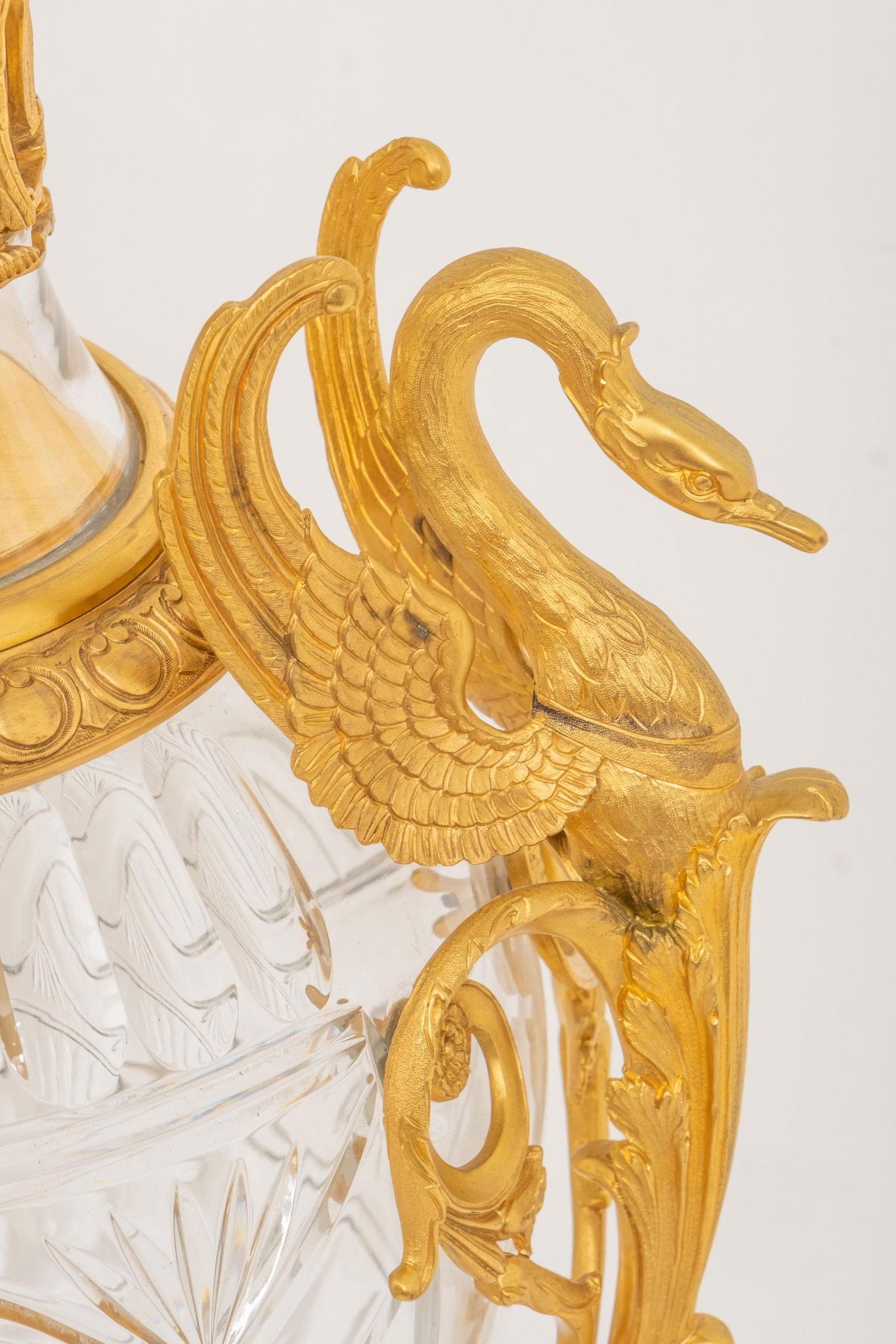 Dorato Coppia di grandi urne / vasi in cristallo montati in bronzo dorato con coperchio