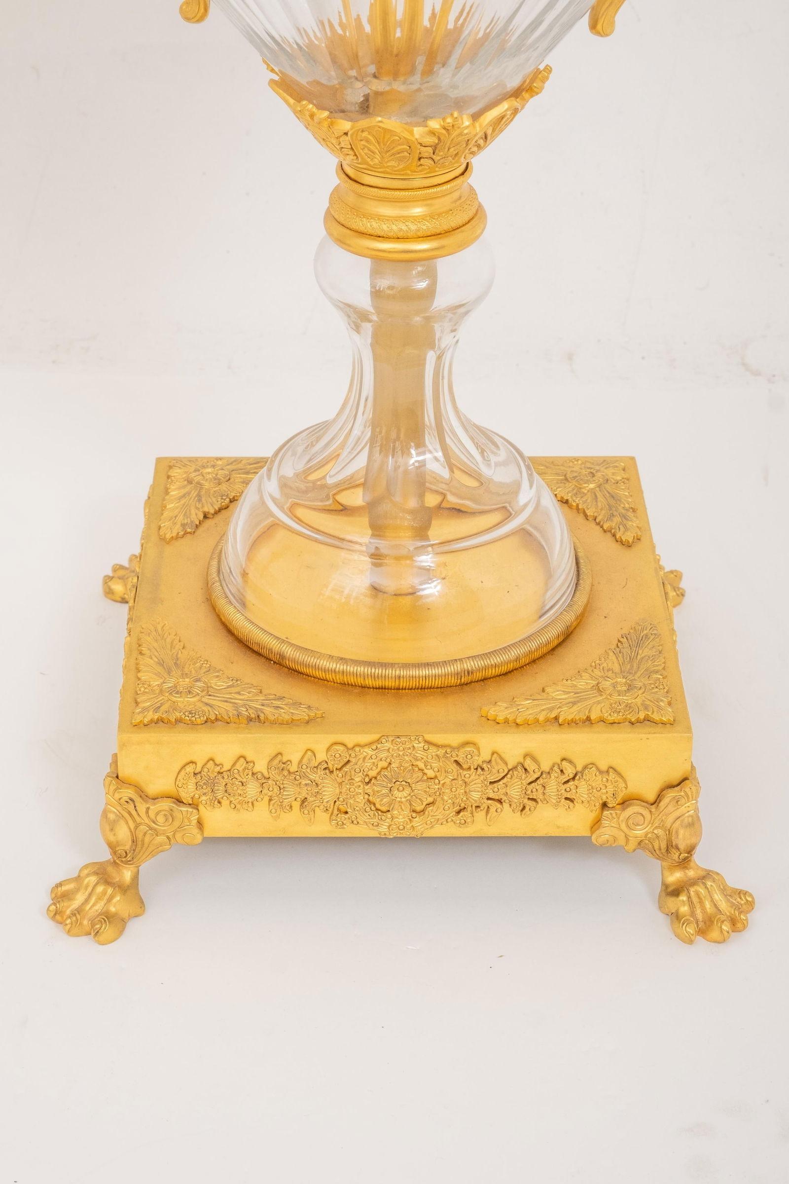 XX secolo Coppia di grandi urne / vasi in cristallo montati in bronzo dorato con coperchio