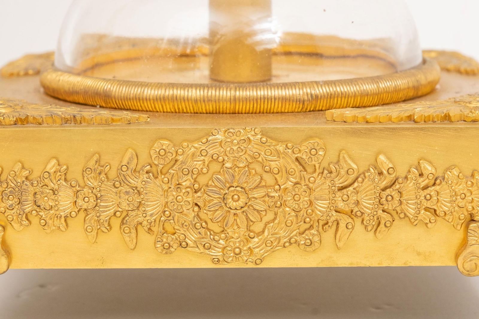 Bronzo Coppia di grandi urne / vasi in cristallo montati in bronzo dorato con coperchio