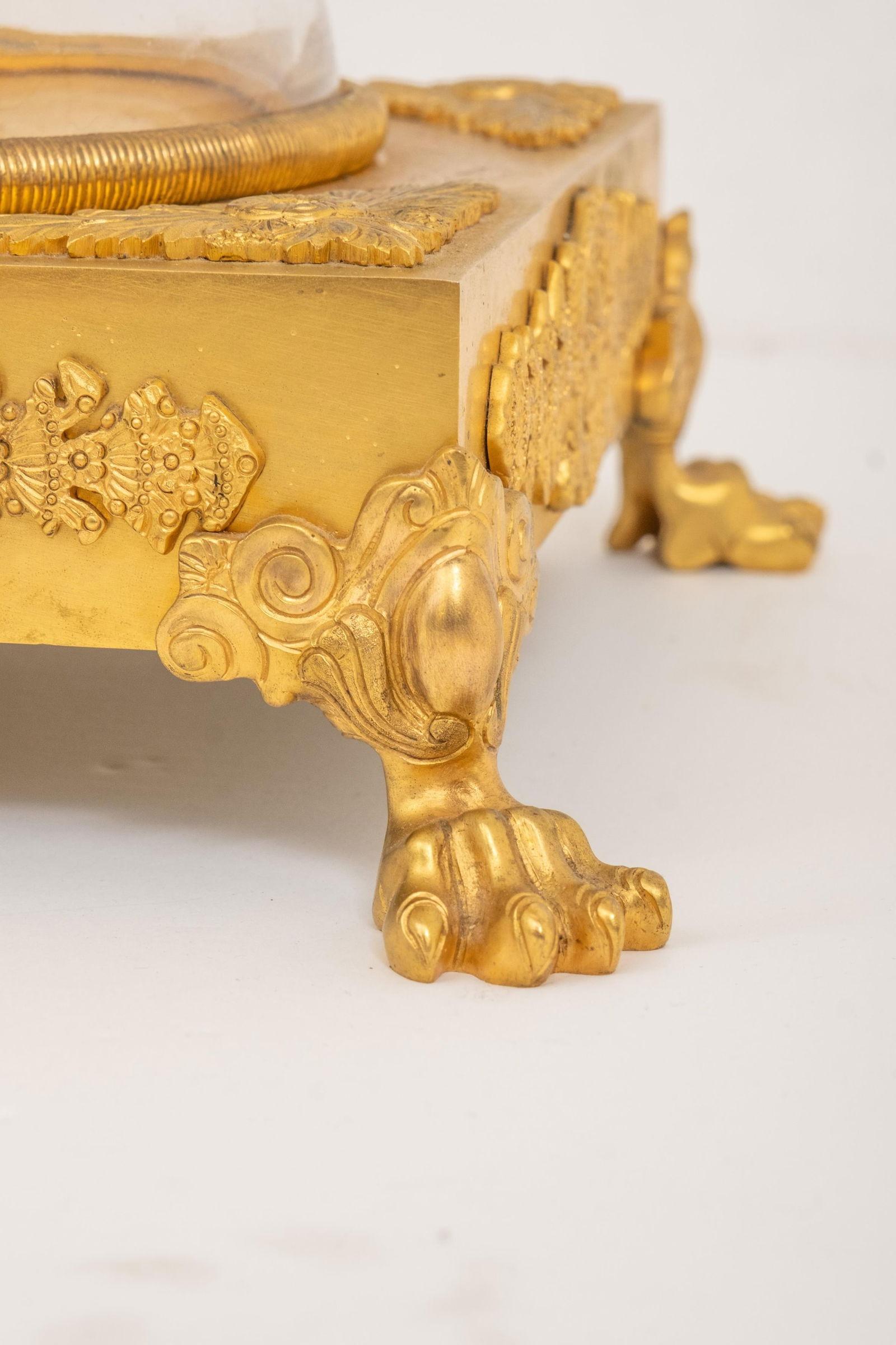 Coppia di grandi urne / vasi in cristallo montati in bronzo dorato con coperchio 1