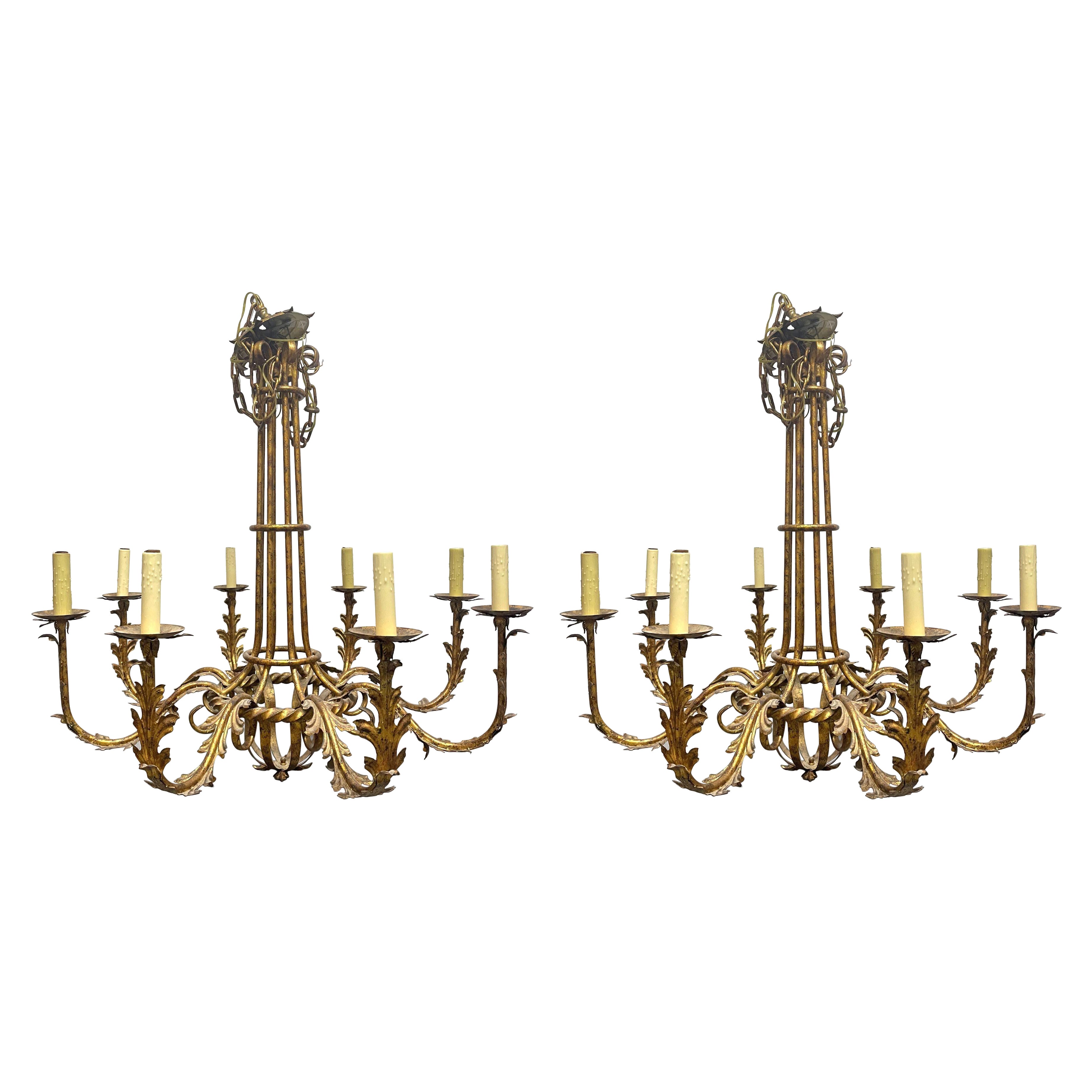 Pareja de grandes candelabros de 8 brazos de metal dorado