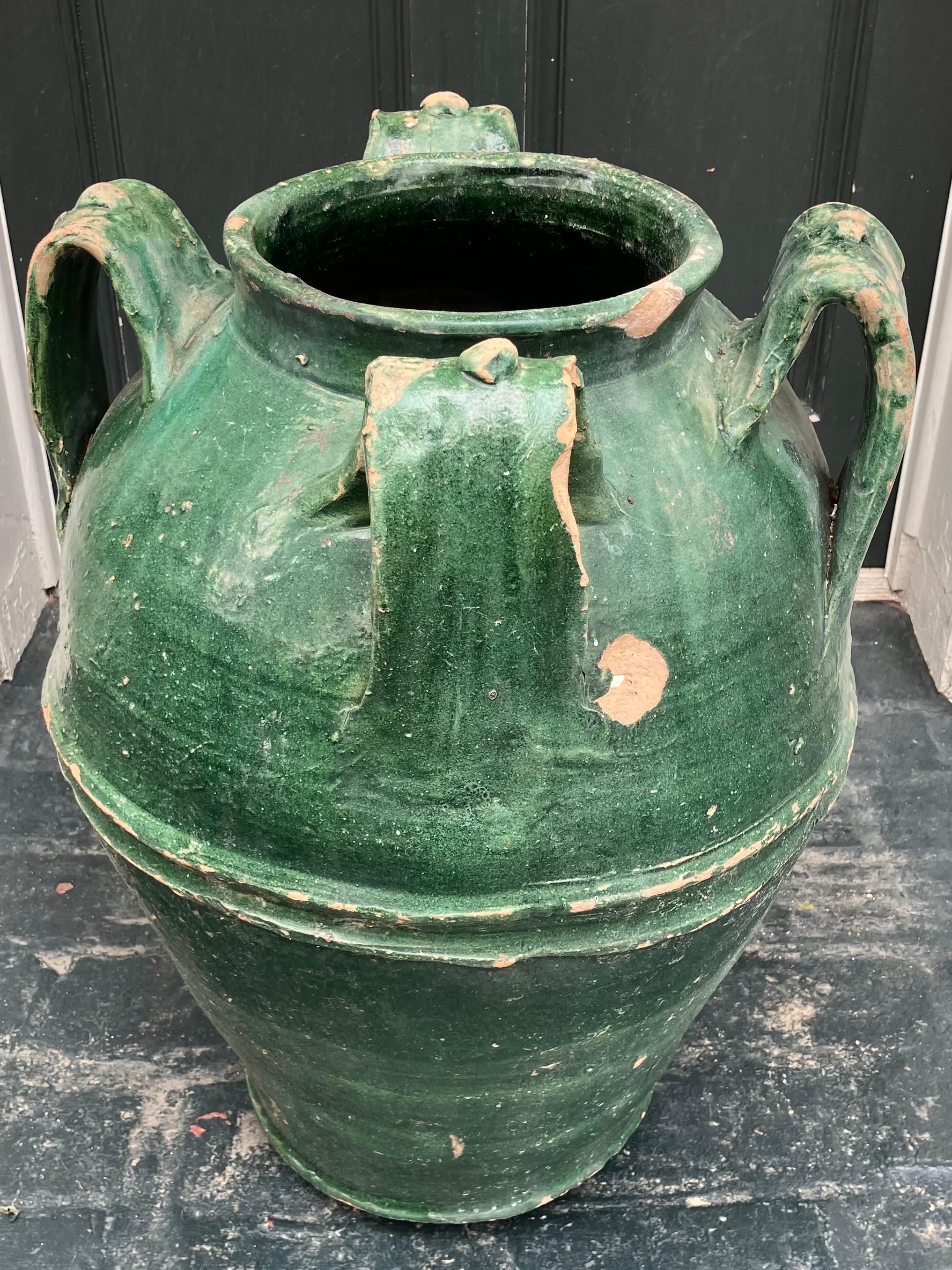 Coppia di grandi Amphora in terracotta verde in vendita 2