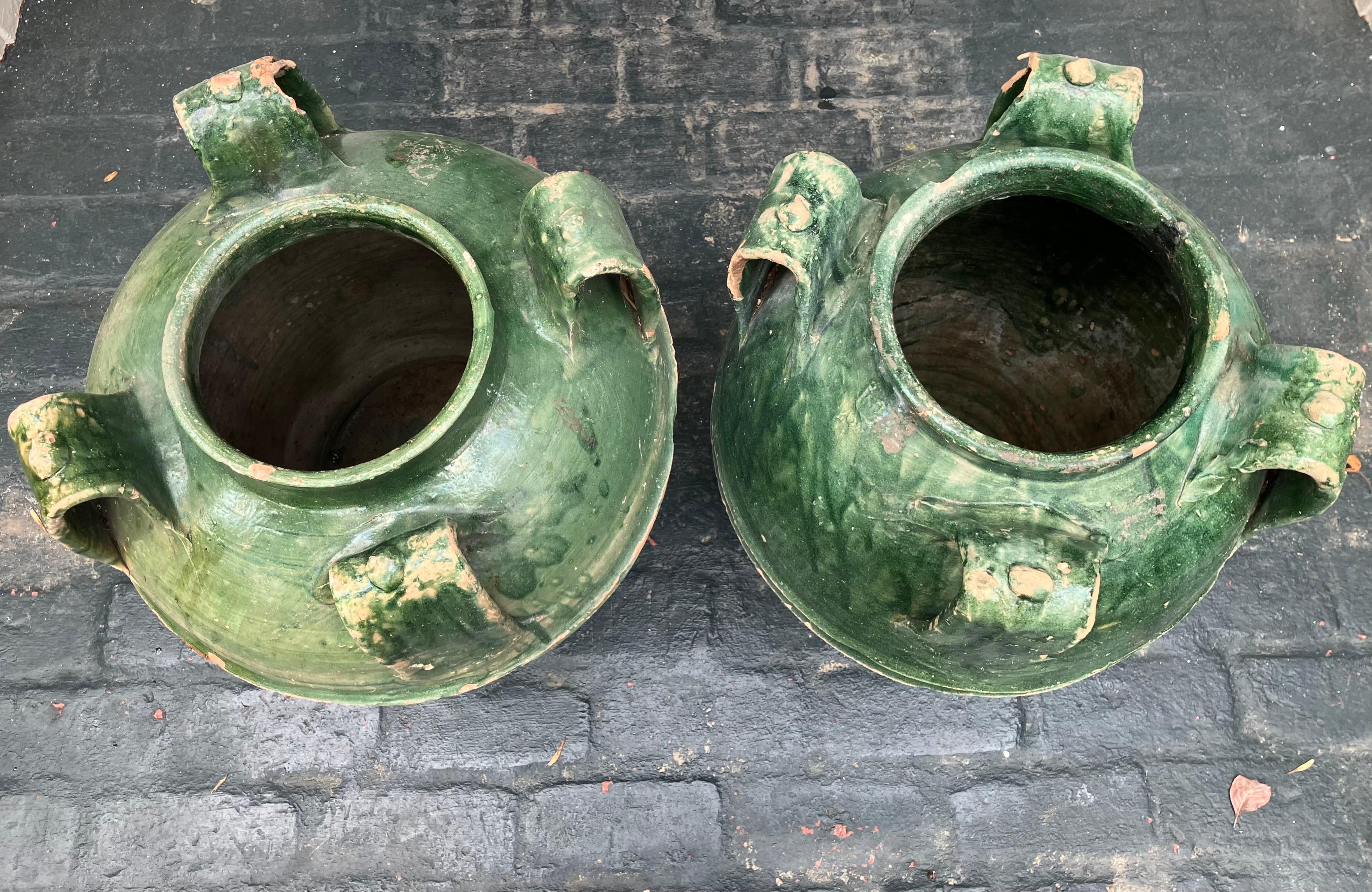 Coppia di grandi Amphora in terracotta verde in vendita 4