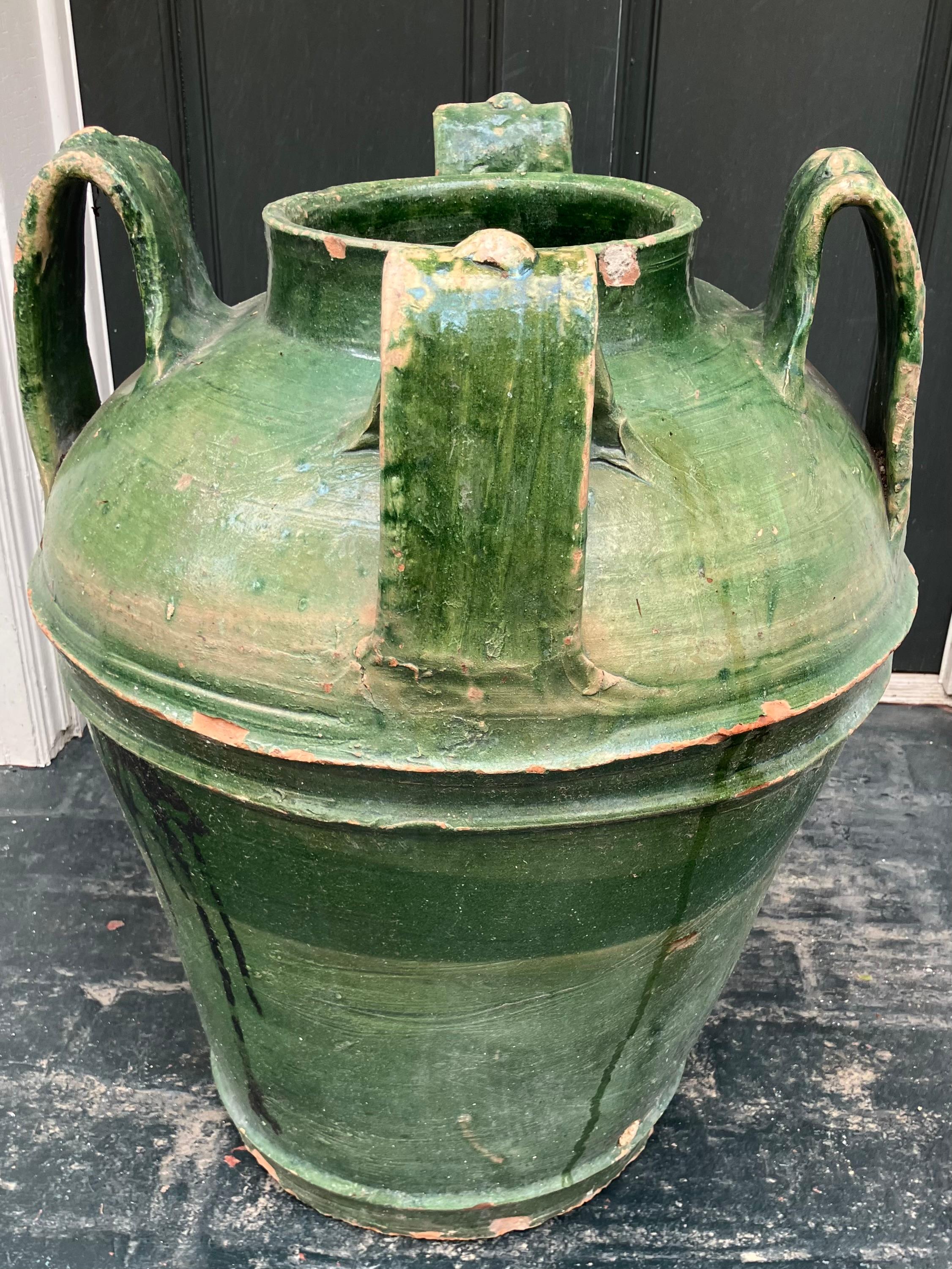 Neoclassico Coppia di grandi Amphora in terracotta verde in vendita