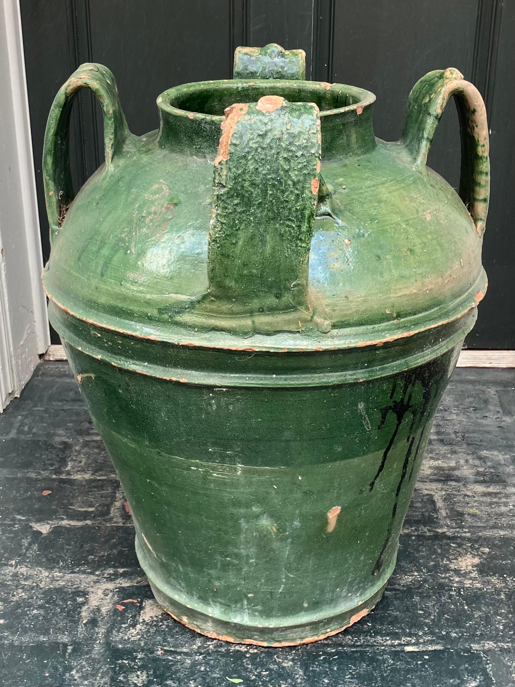 Italiano Coppia di grandi Amphora in terracotta verde in vendita