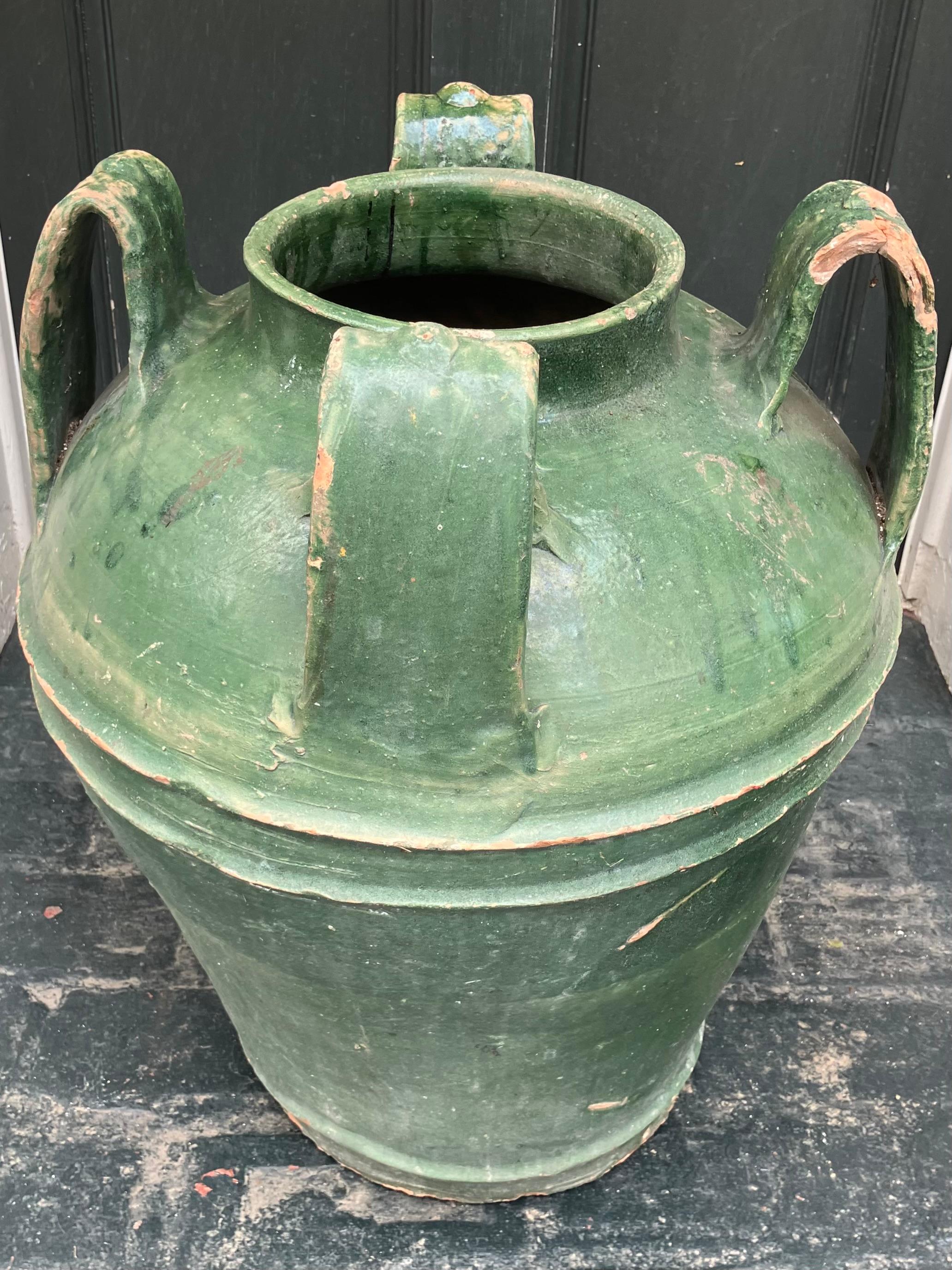 Smaltato Coppia di grandi Amphora in terracotta verde in vendita