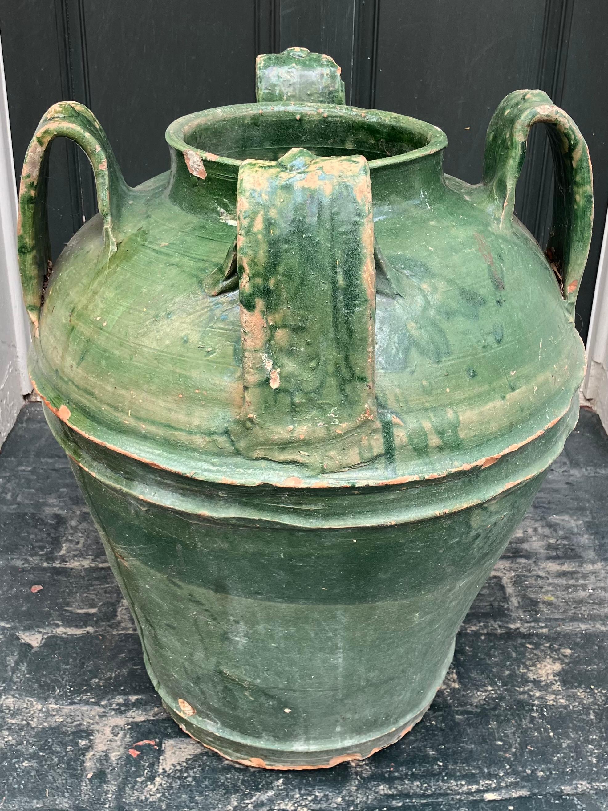 Coppia di grandi Amphora in terracotta verde In condizioni buone in vendita a New York, NY