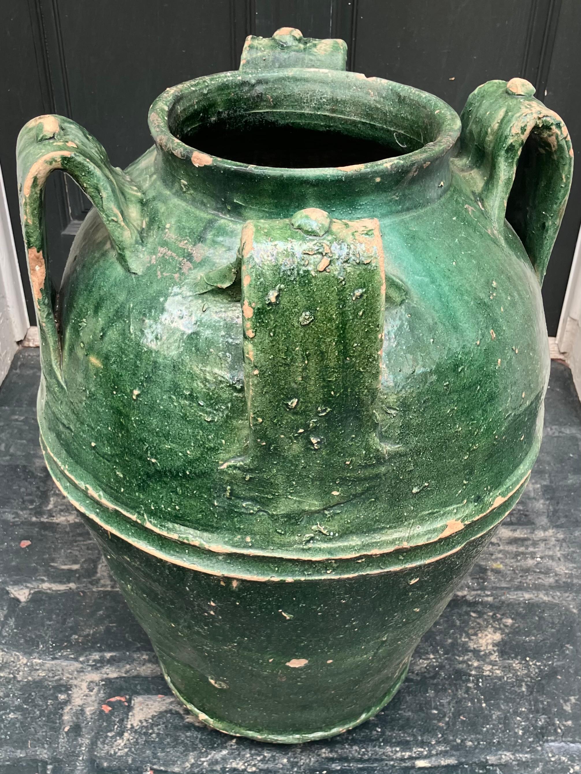 Coppia di grandi Amphora in terracotta verde in vendita 1