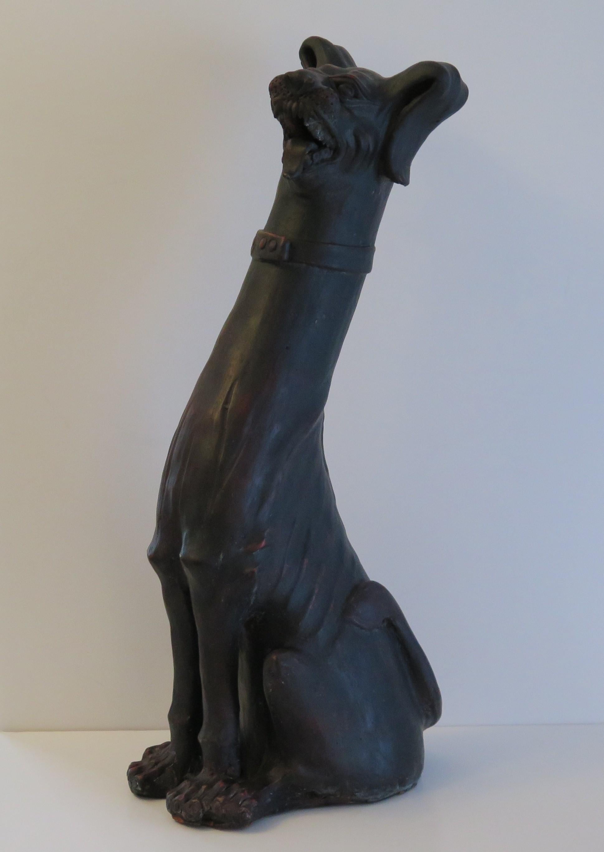 PAIR Große Grotesque-Töpferskulptur mit Hunden aus Steingut, 19. Jahrhundert, Italien im Zustand „Gut“ im Angebot in Lincoln, Lincolnshire