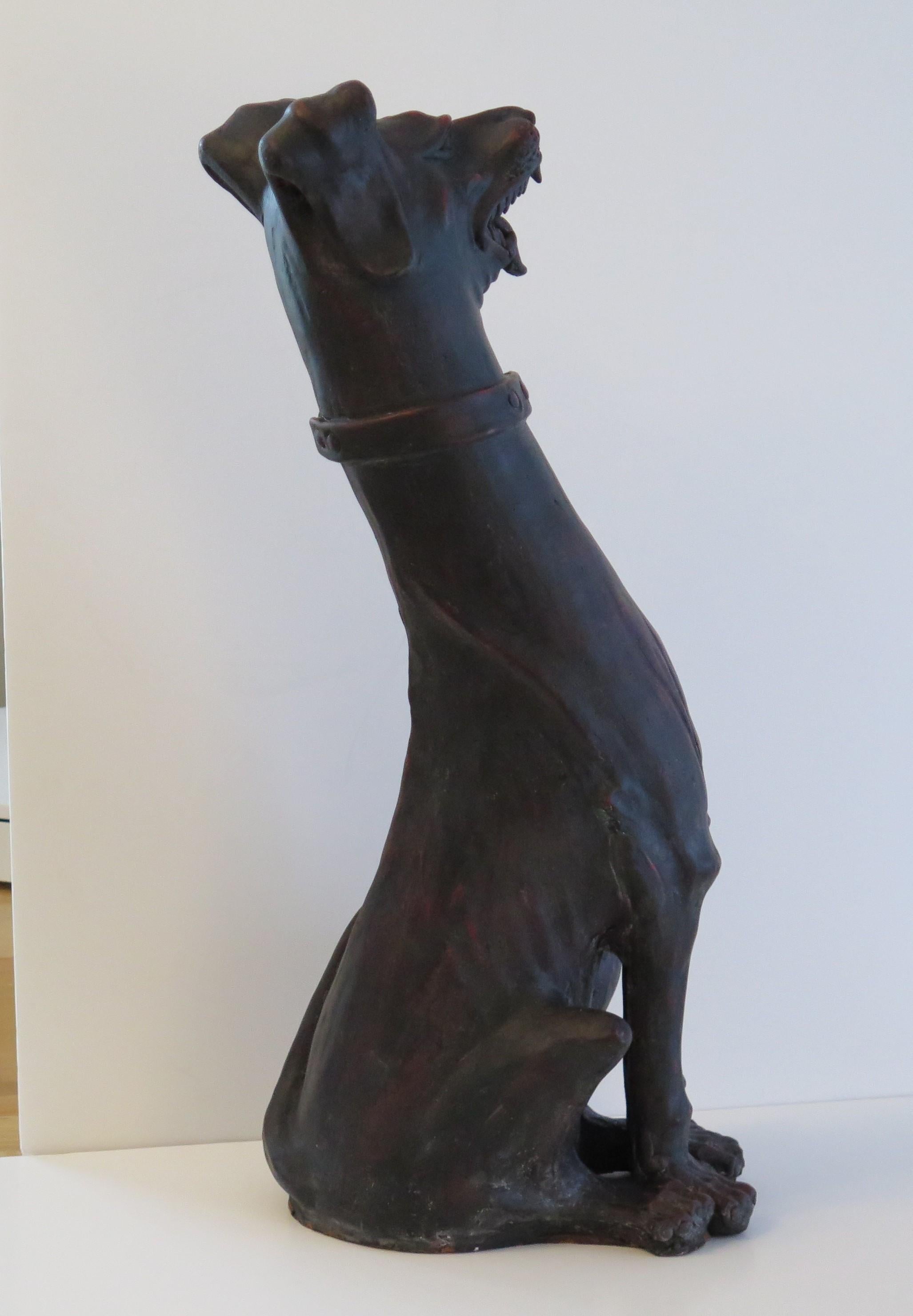 PAIR Große Grotesque-Töpferskulptur mit Hunden aus Steingut, 19. Jahrhundert, Italien (Keramik) im Angebot
