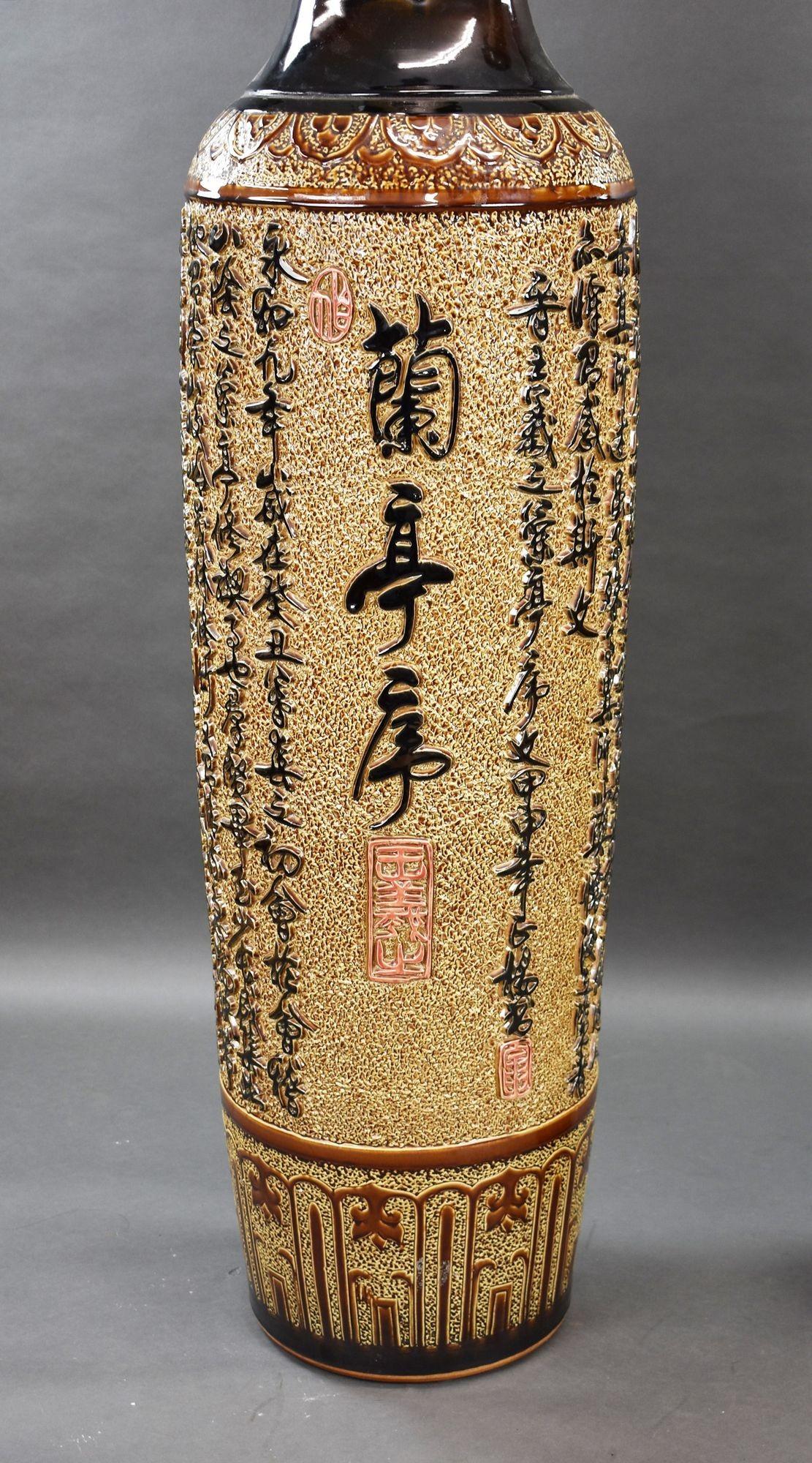 Céramique Paire de grands vases chinois impressionnants sur pied en vente