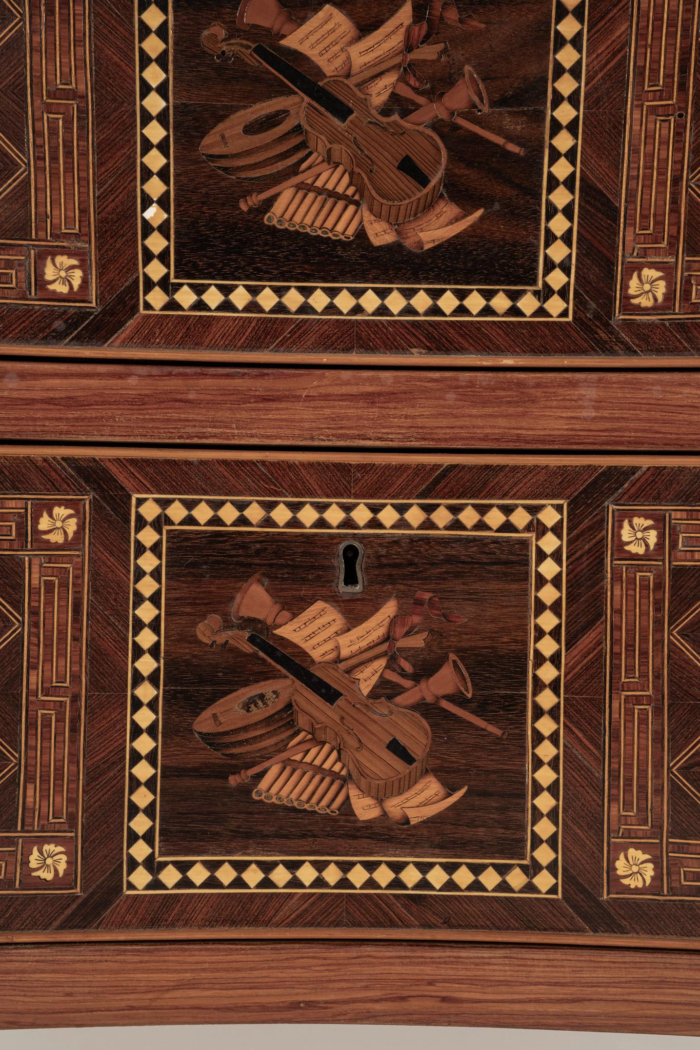 Coppia di grandi commode intarsiate in stile neoclassico italiano in vendita 3