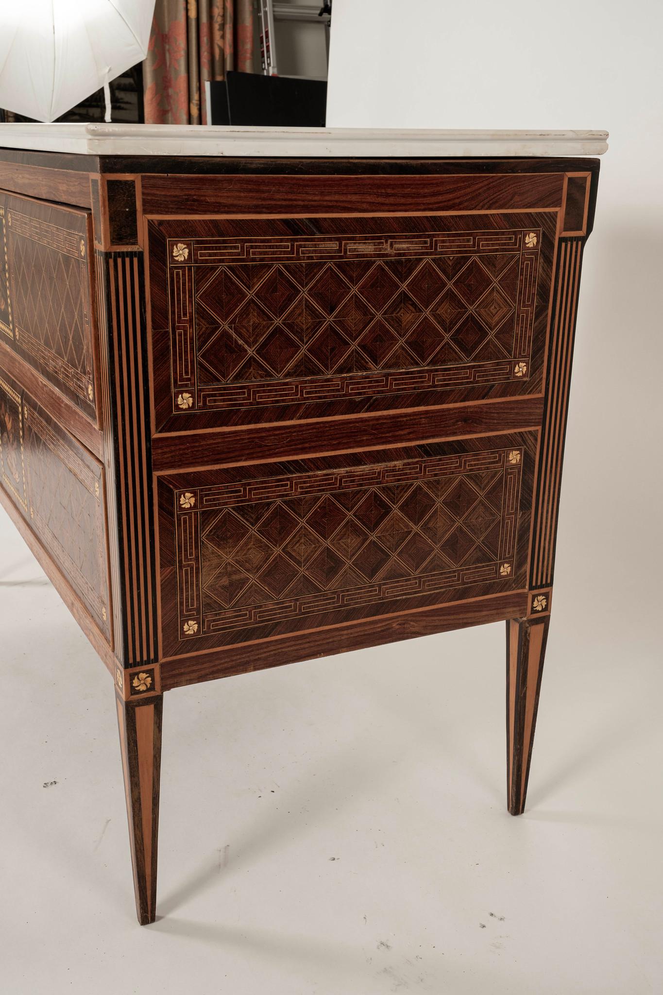 Coppia di grandi commode intarsiate in stile neoclassico italiano in vendita 4