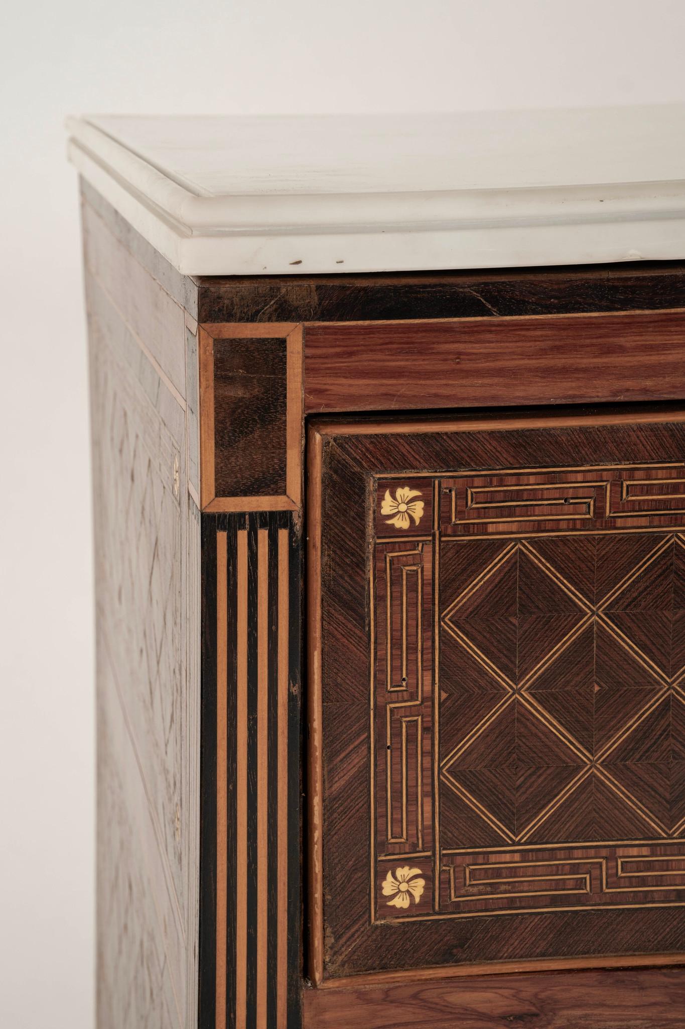 Neoclassico Coppia di grandi commode intarsiate in stile neoclassico italiano in vendita