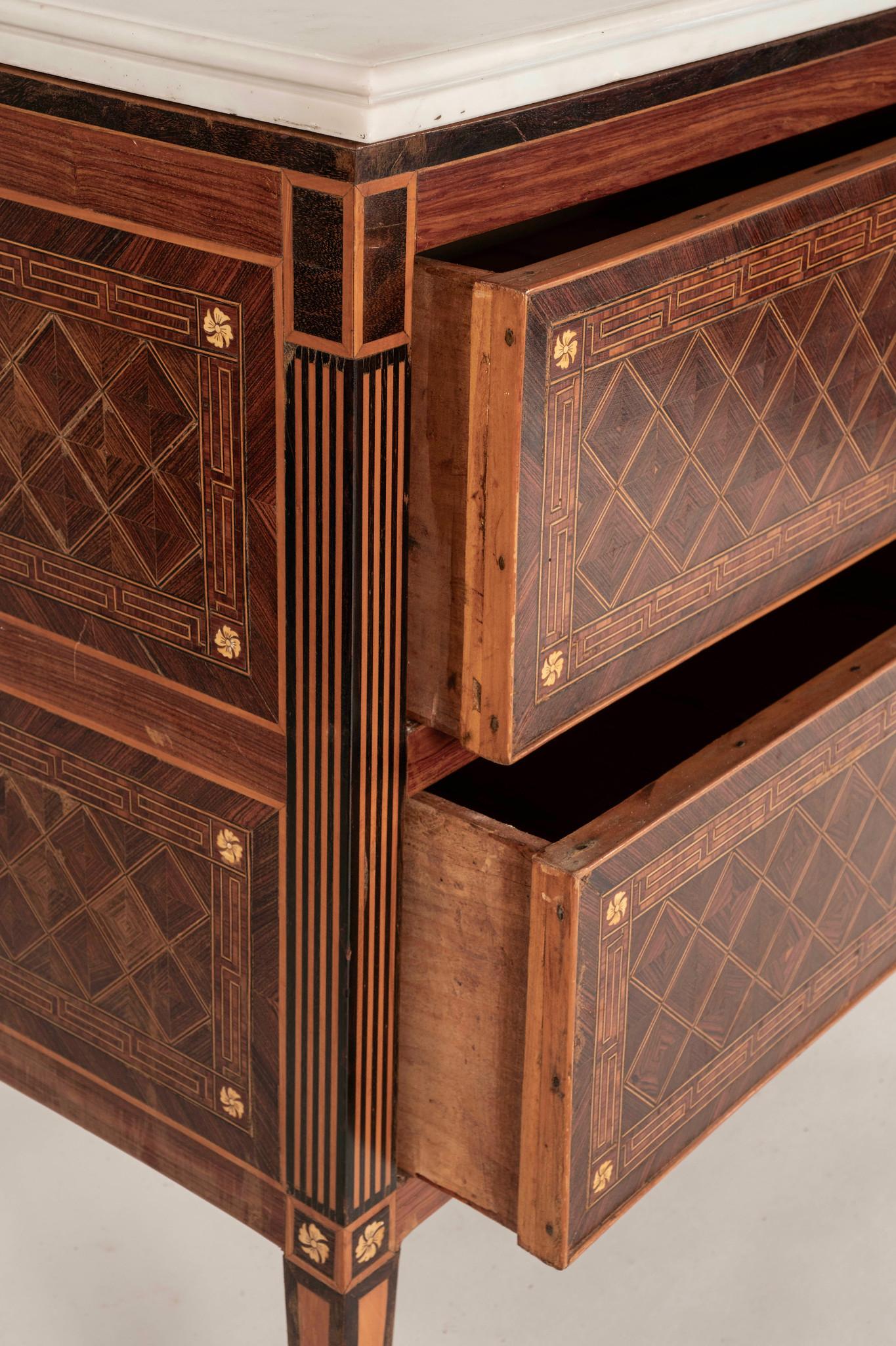 Marqueterie Coppia di grandi commode intarsiate in stile neoclassico italiano in vendita