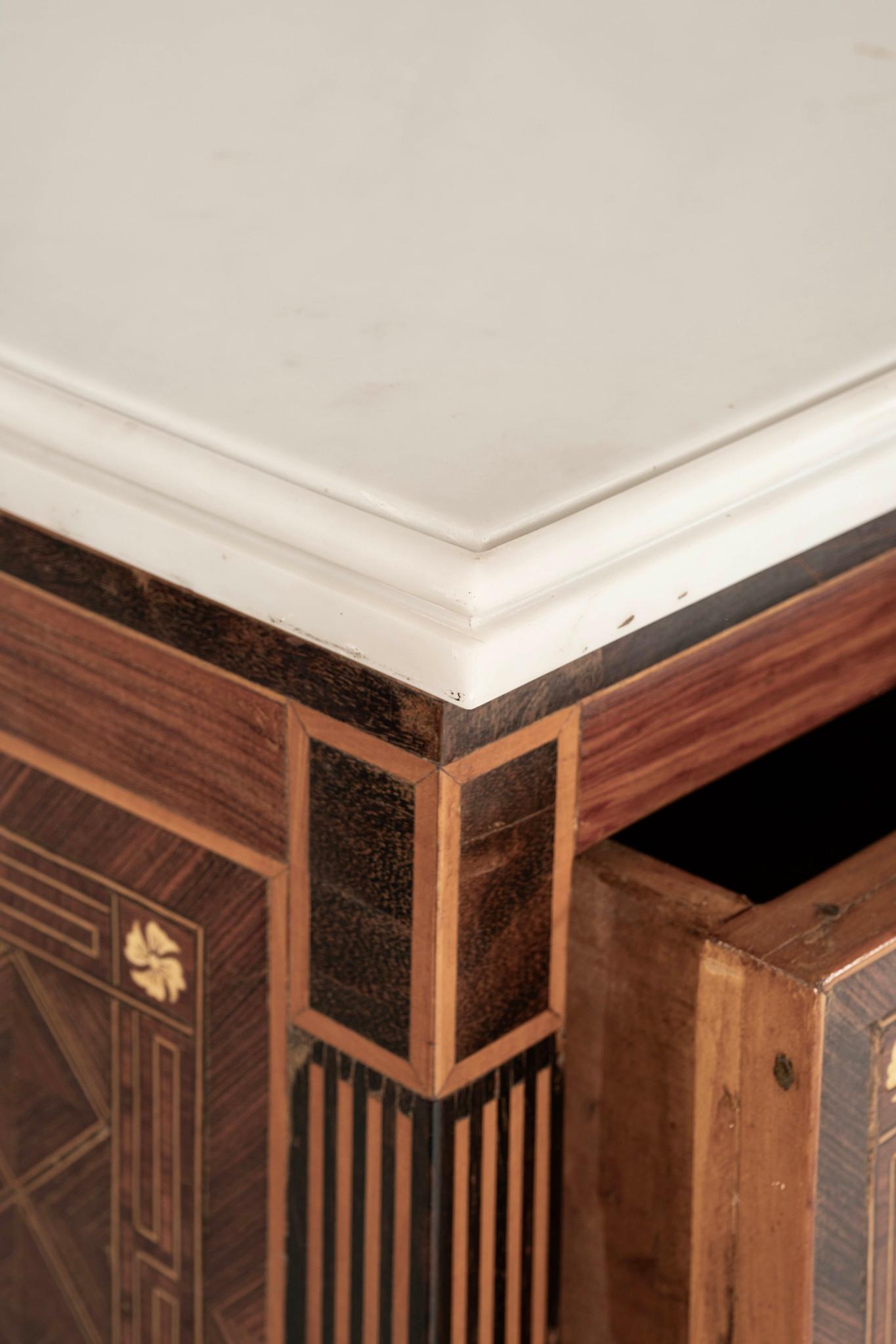 Coppia di grandi commode intarsiate in stile neoclassico italiano In condizioni buone in vendita a Houston, TX