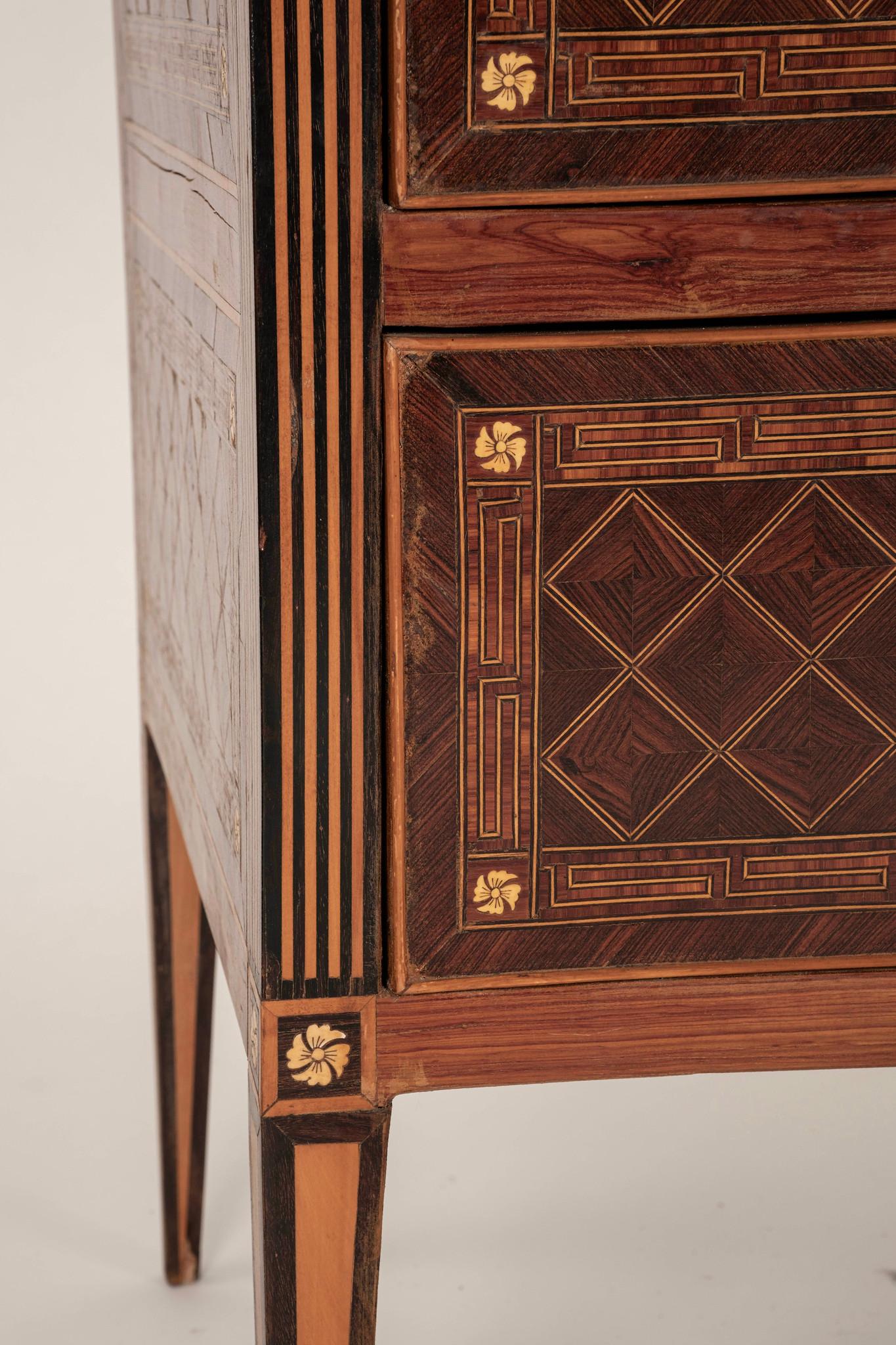 XX secolo Coppia di grandi commode intarsiate in stile neoclassico italiano in vendita