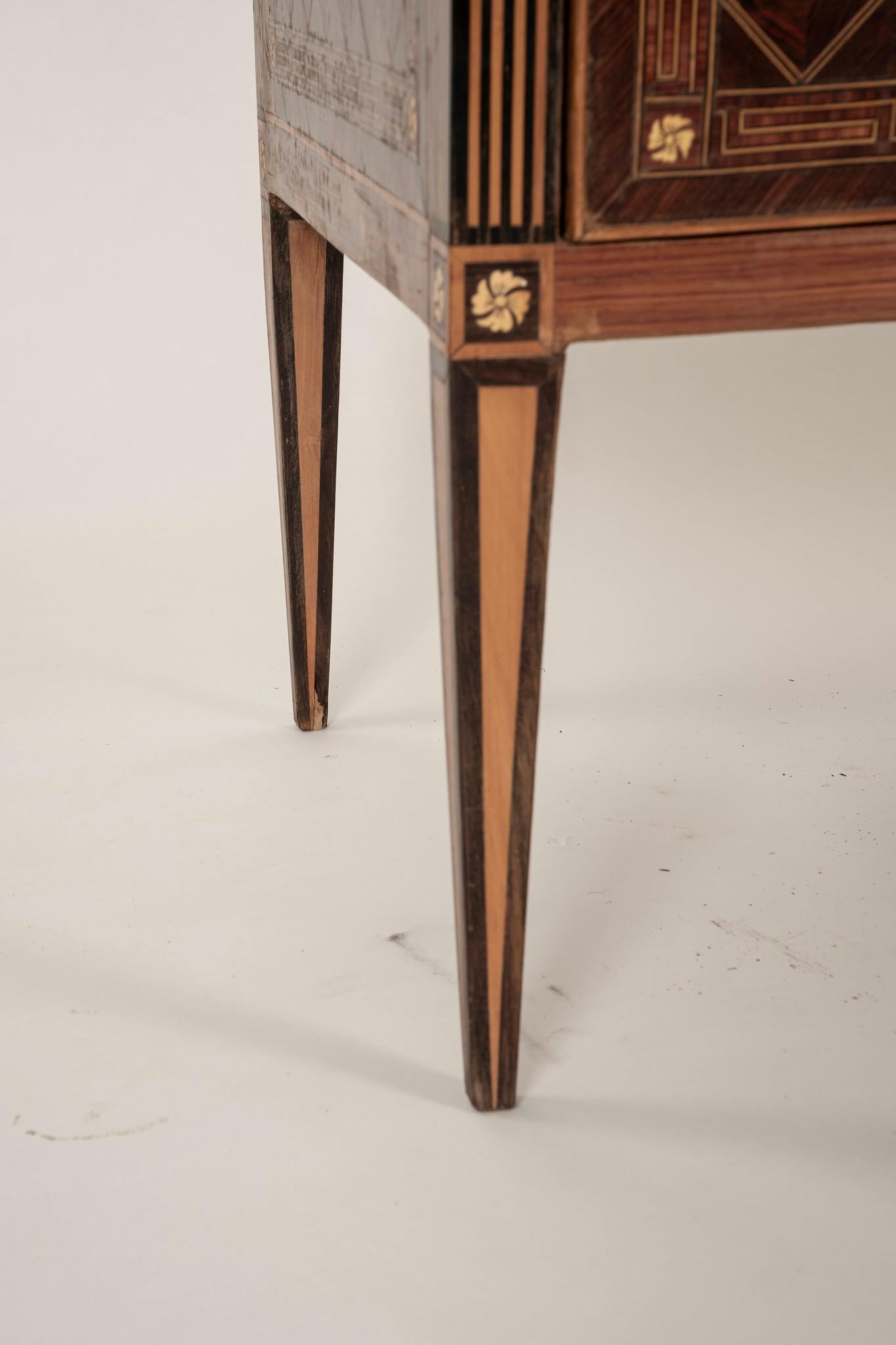 Marmo Coppia di grandi commode intarsiate in stile neoclassico italiano in vendita