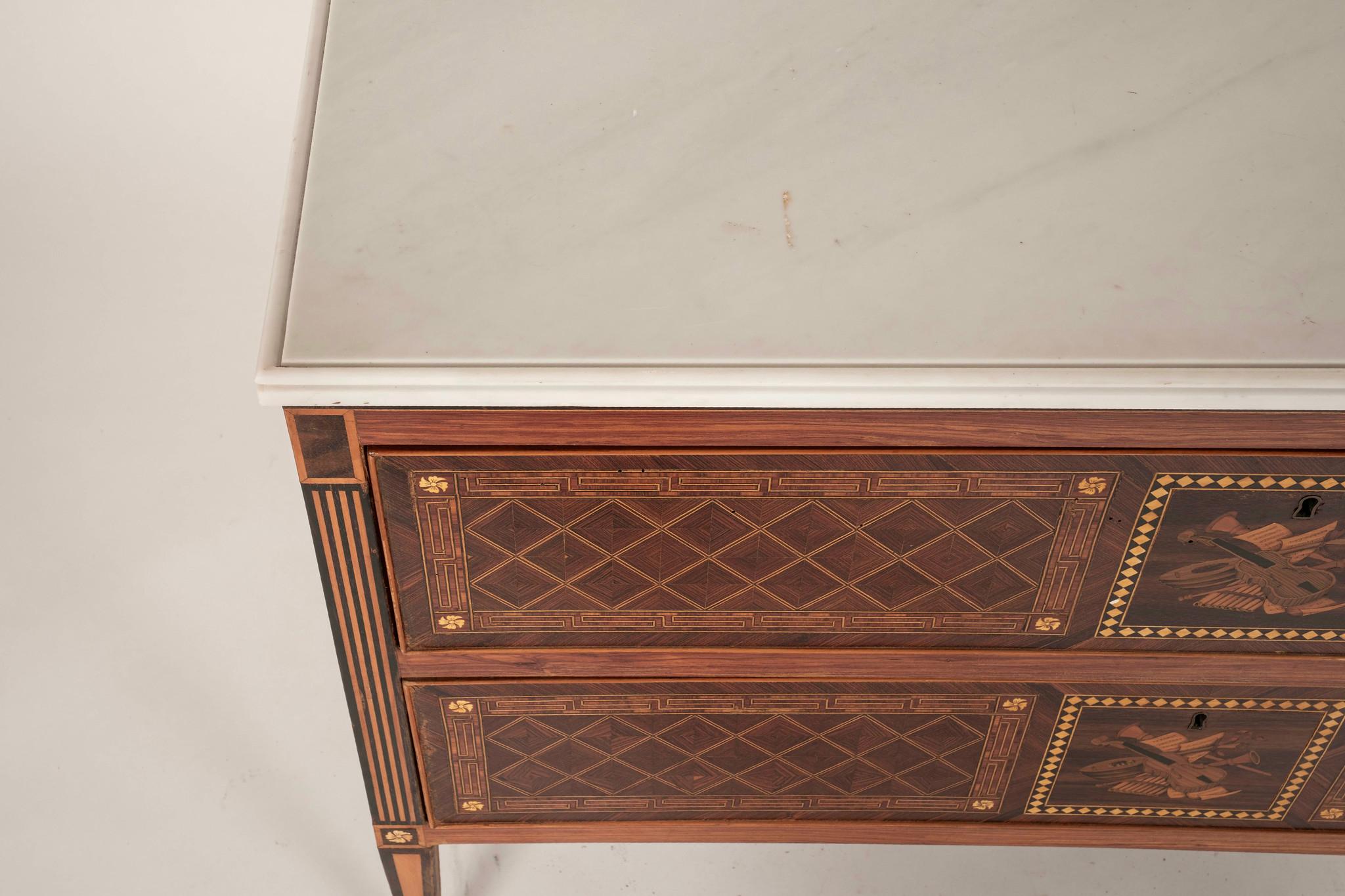 Coppia di grandi commode intarsiate in stile neoclassico italiano in vendita 1
