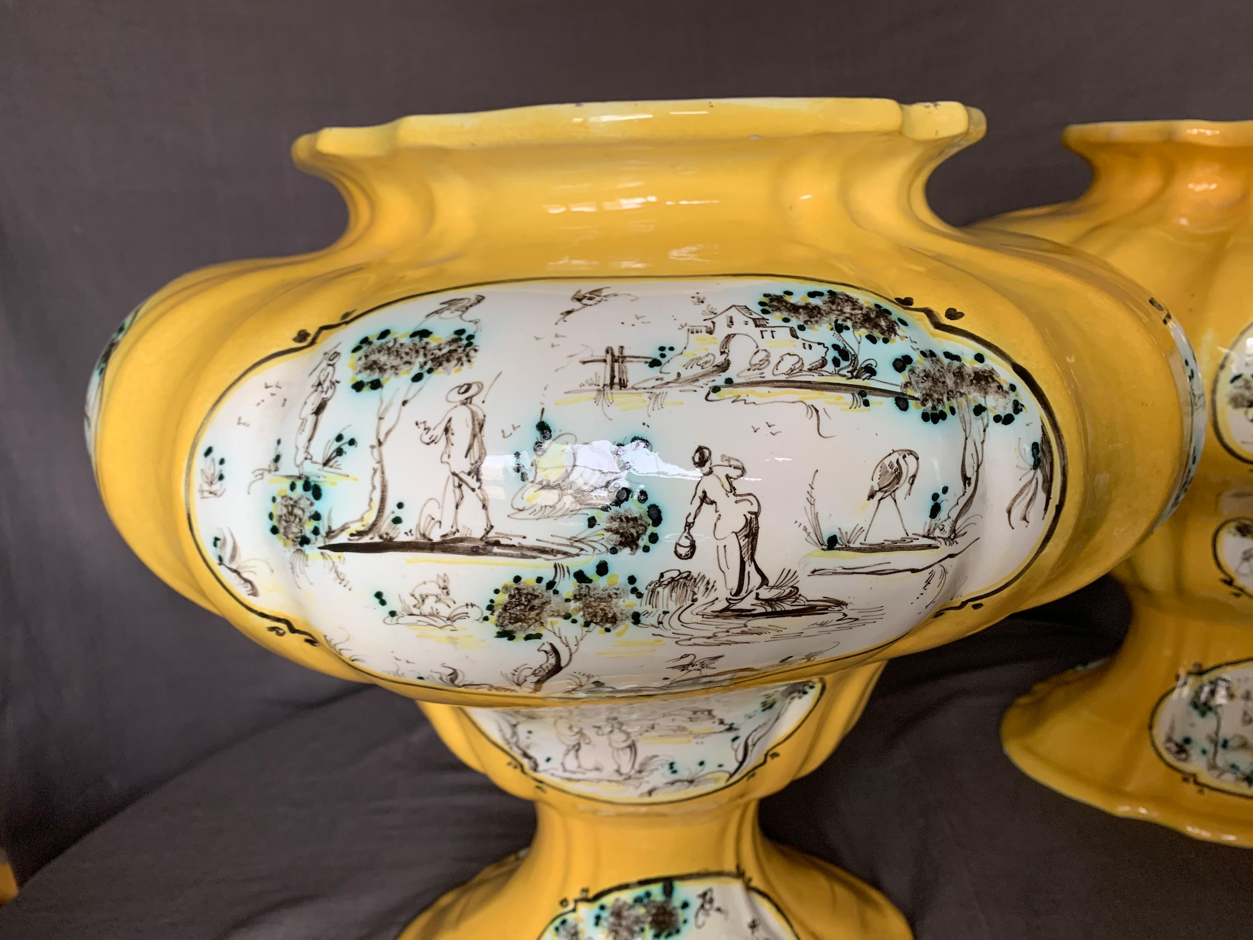 Pareja de grandes soperas italianas de mayólica amarilla y verde Mayólica en venta