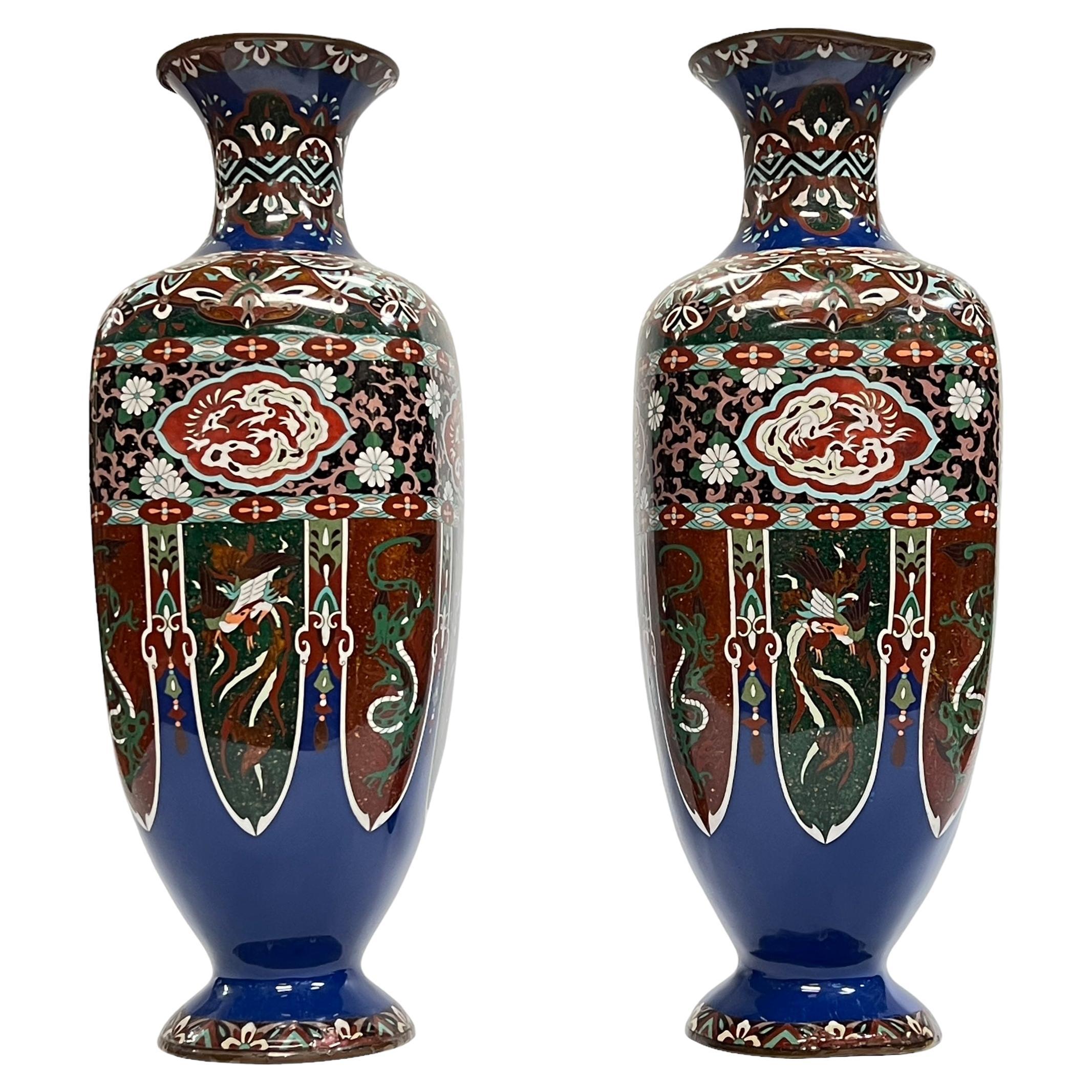 Pareja de grandes jarrones japoneses de metal esmaltado en cloisonné