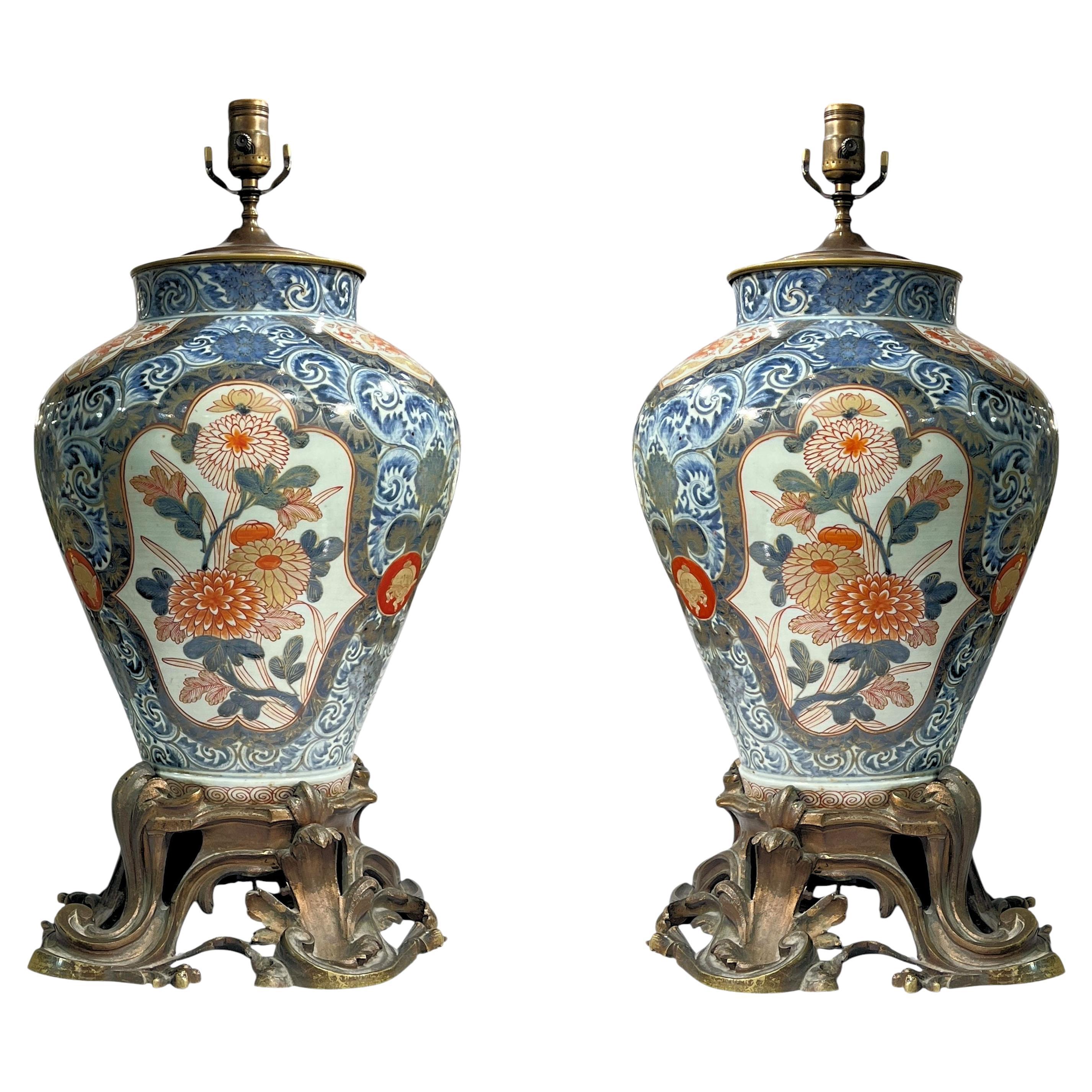 Coppia di grandi lampade da tavolo giapponesi Imari Porcelain a forma di vaso e bronzo